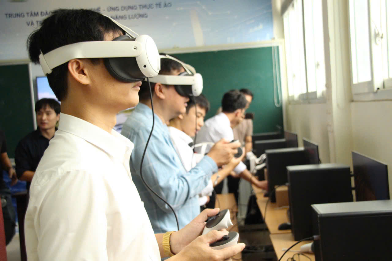 Đưa VR, mô hình 3D và AI vào đào tạo sinh viên ngành điện lực - Ảnh 1.