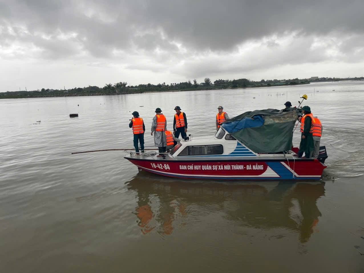 Đánh cá trên sông, người đàn ông 42 tuổi bị sét đánh rơi xuống sông mất tích - Ảnh 1.