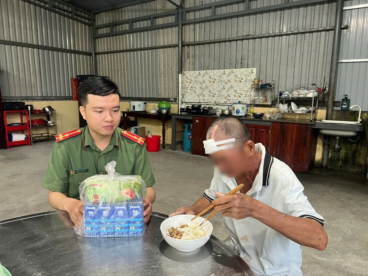 Ấm lòng chuyện công an giúp người đàn ông đi lạc gần 800km về nhà - Ảnh 1.