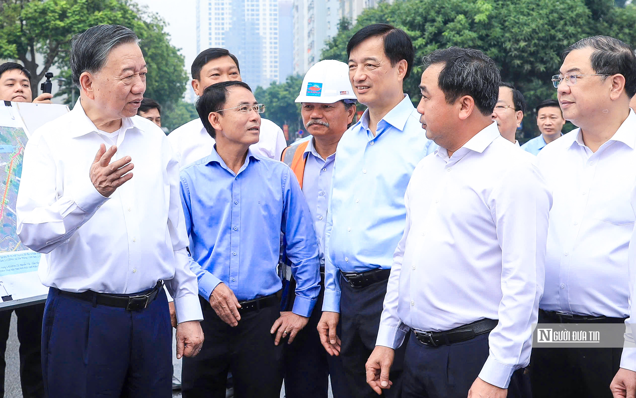 Tổng B&iacute; thư, Chủ tịch nước T&ocirc; L&acirc;m kiểm tra một số c&ocirc;ng tr&igrave;nh trọng điểm tại H&agrave; Nội - Ảnh 8.