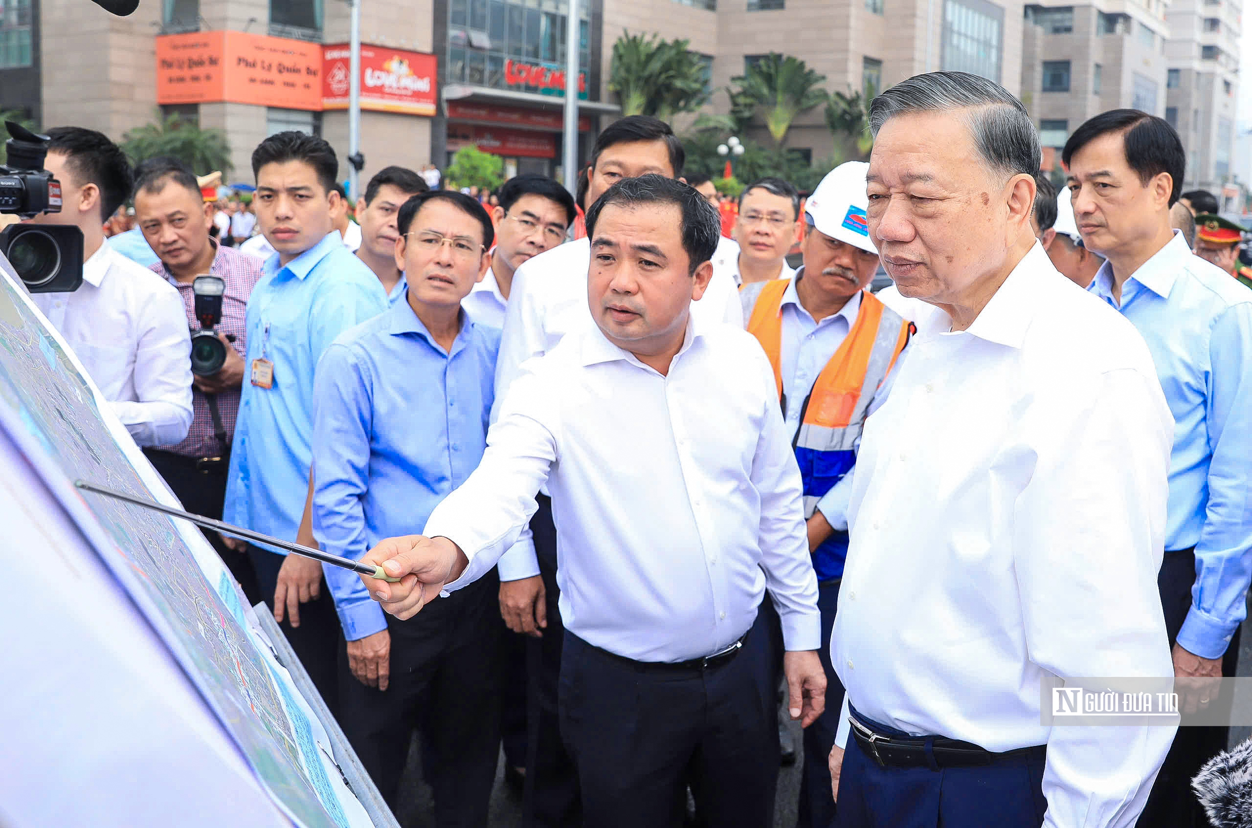 Tổng B&iacute; thư, Chủ tịch nước T&ocirc; L&acirc;m kiểm tra một số c&ocirc;ng tr&igrave;nh trọng điểm tại H&agrave; Nội - Ảnh 6.