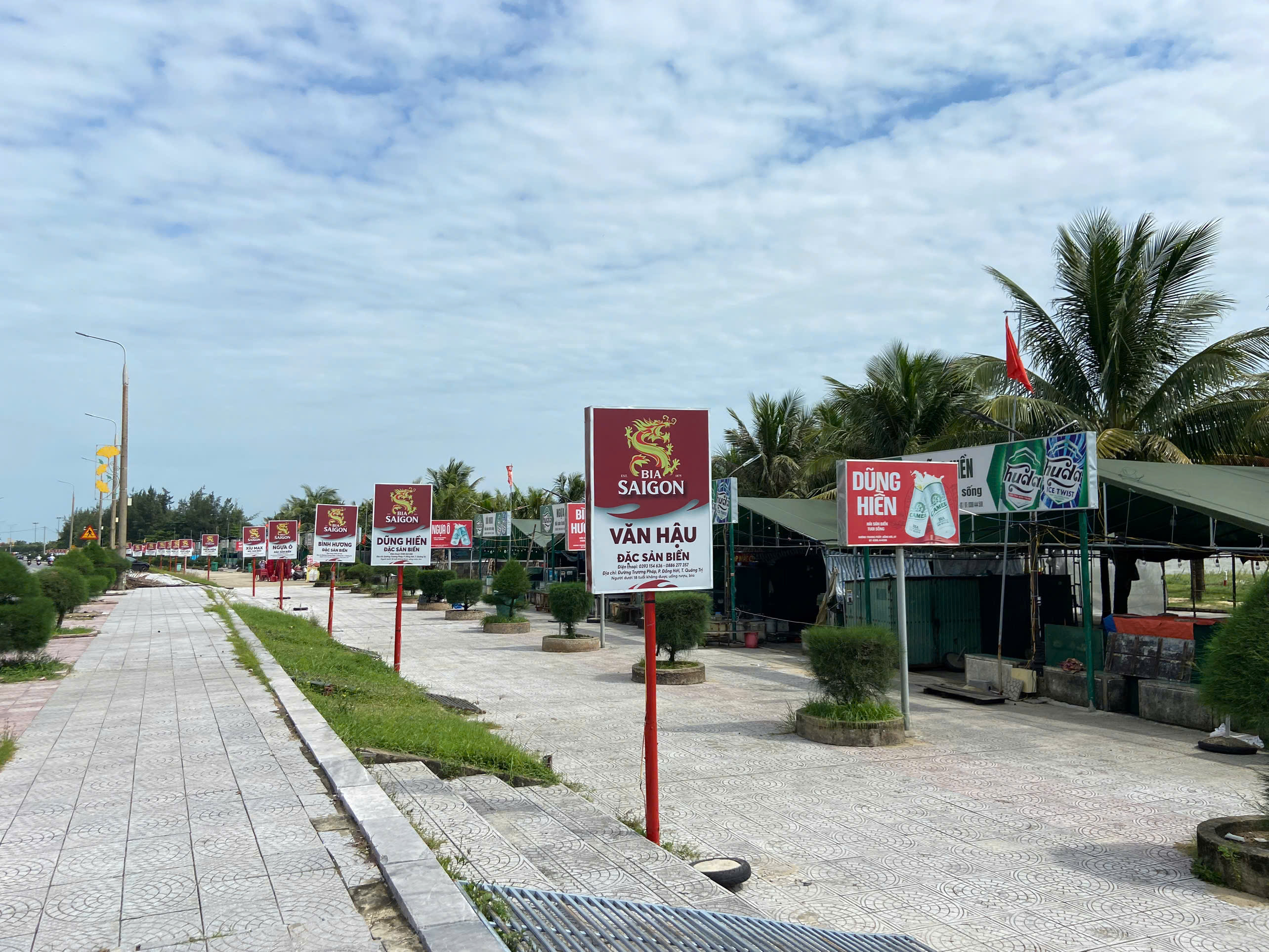 Toàn cảnh tháo dỡ 80 hàng quán “trả lại” không gian cho bãi biển Nhật Lệ- Ảnh 2.