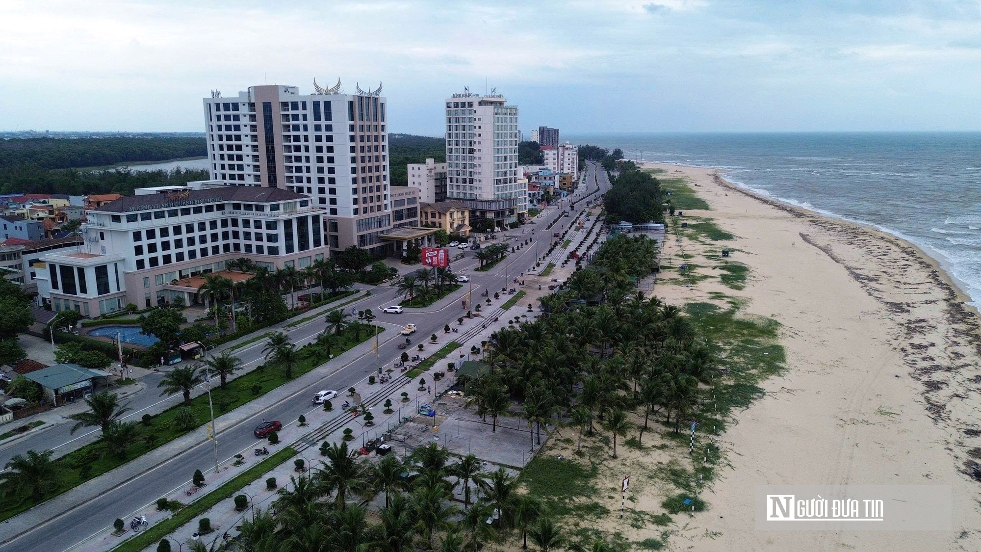 Toàn cảnh tháo dỡ 80 hàng quán “trả lại” không gian cho bãi biển Nhật Lệ- Ảnh 1.