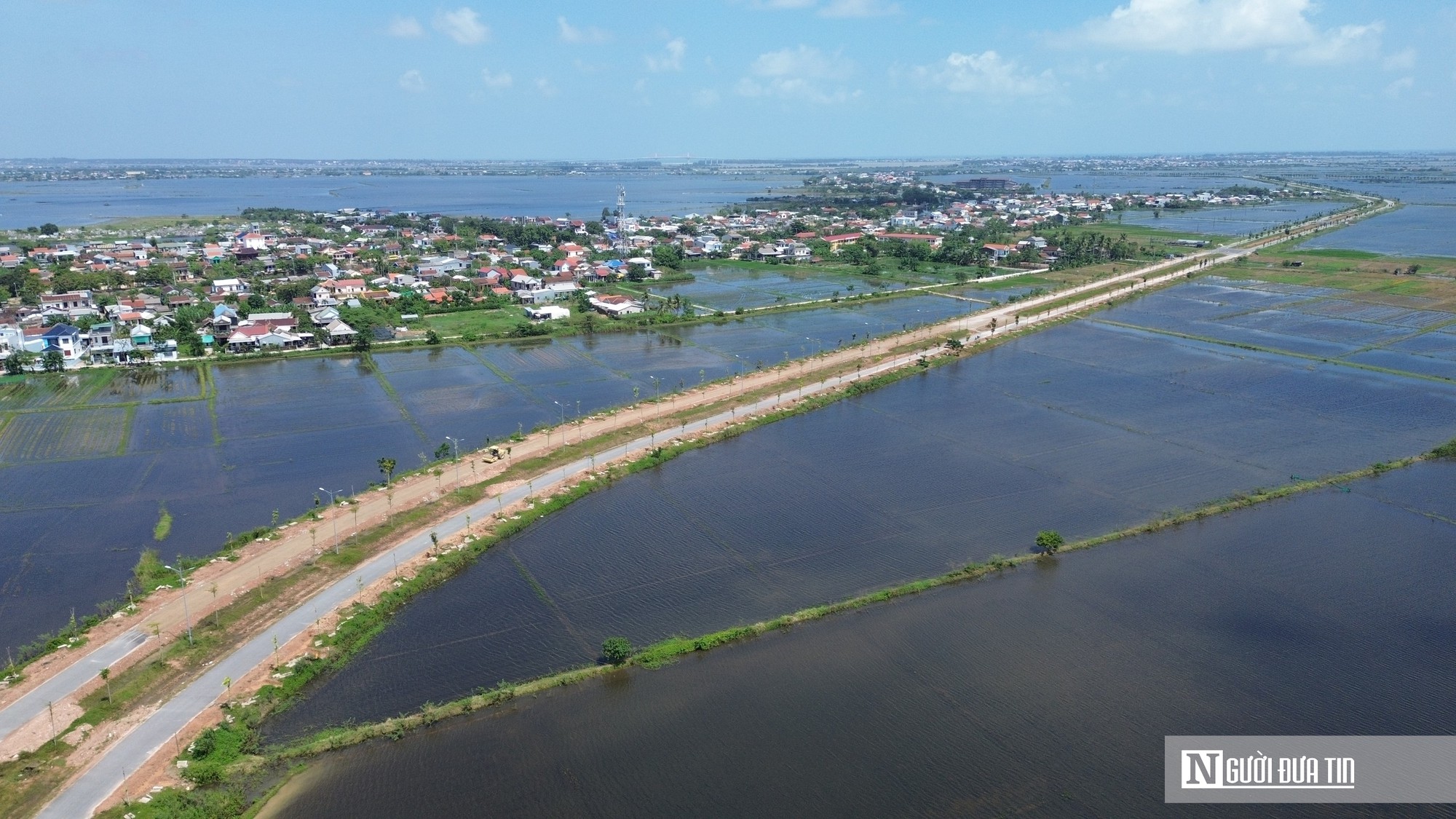 Mục sở thị đường gần 195 tỷ đồng ở Huế chưa b&agrave;n giao v&igrave; l&uacute;n, nh&agrave; thầu đang sửa chữa- Ảnh 1.