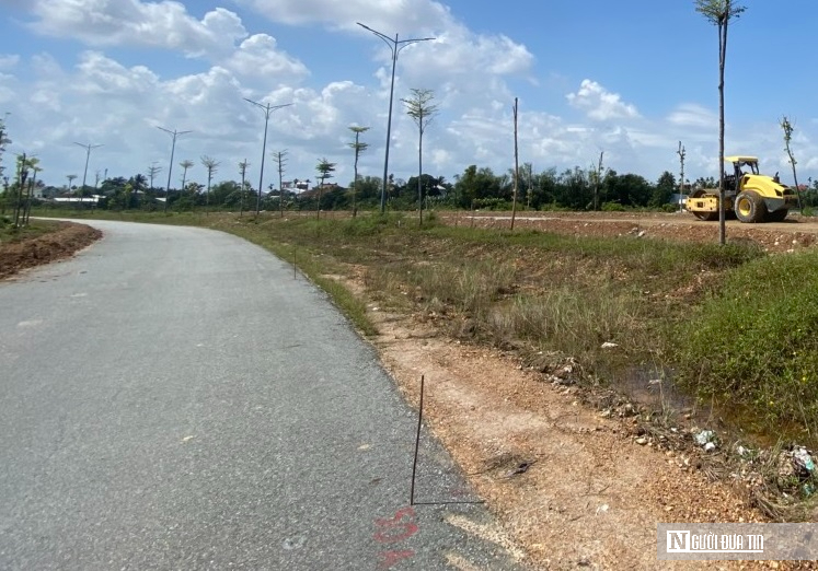Mục sở thị đường gần 195 tỷ đồng ở Huế chưa b&agrave;n giao v&igrave; l&uacute;n, nh&agrave; thầu đang sửa chữa- Ảnh 5.