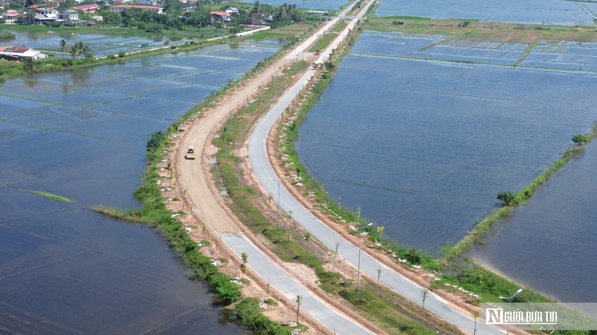 Mục sở thị đường gần 195 tỷ đồng ở Huế chưa b&agrave;n giao v&igrave; l&uacute;n, nh&agrave; thầu đang sửa chữa- Ảnh 6.