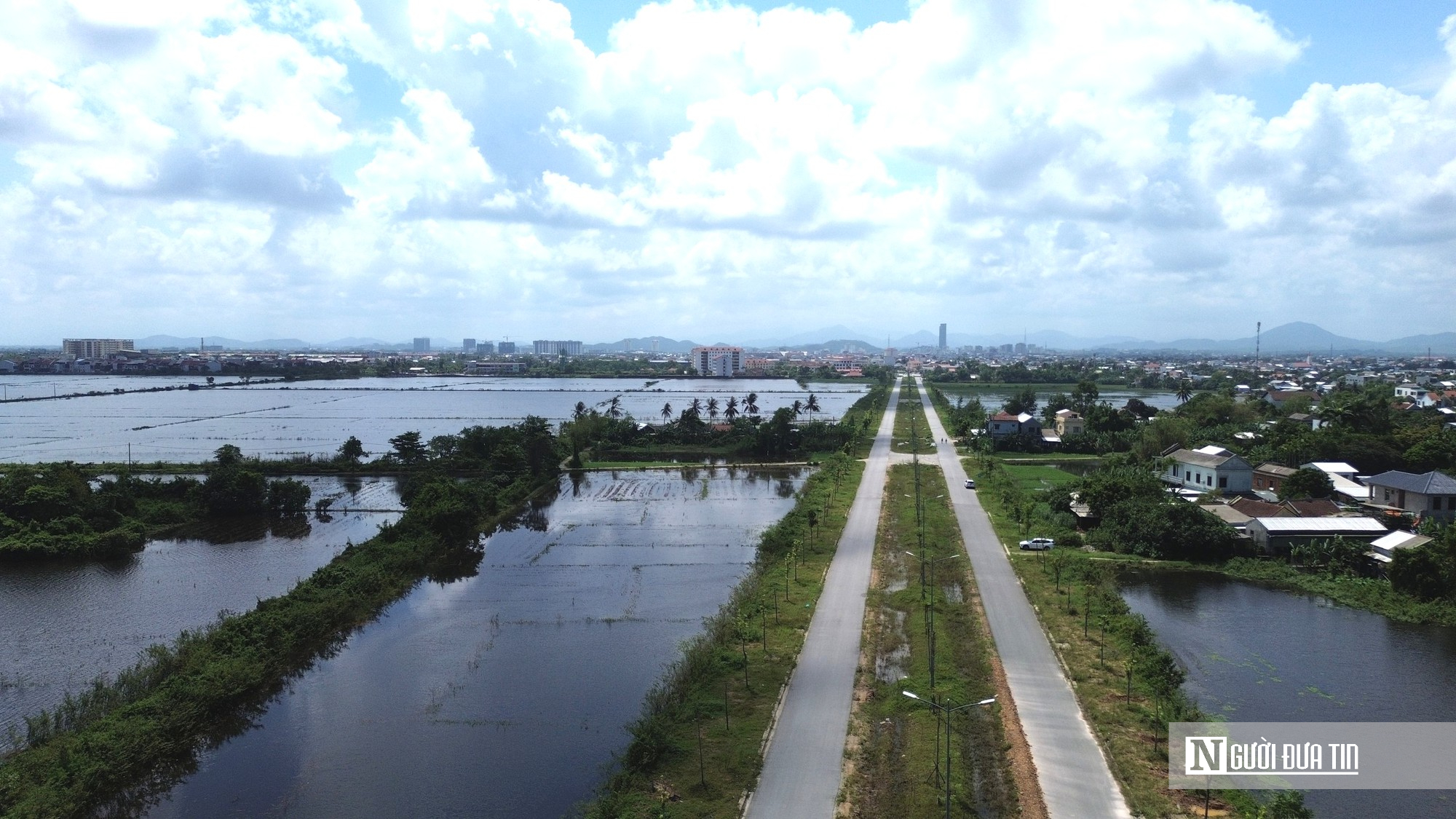 Mục sở thị đường gần 195 tỷ đồng ở Huế chưa b&agrave;n giao v&igrave; l&uacute;n, nh&agrave; thầu đang sửa chữa- Ảnh 13.