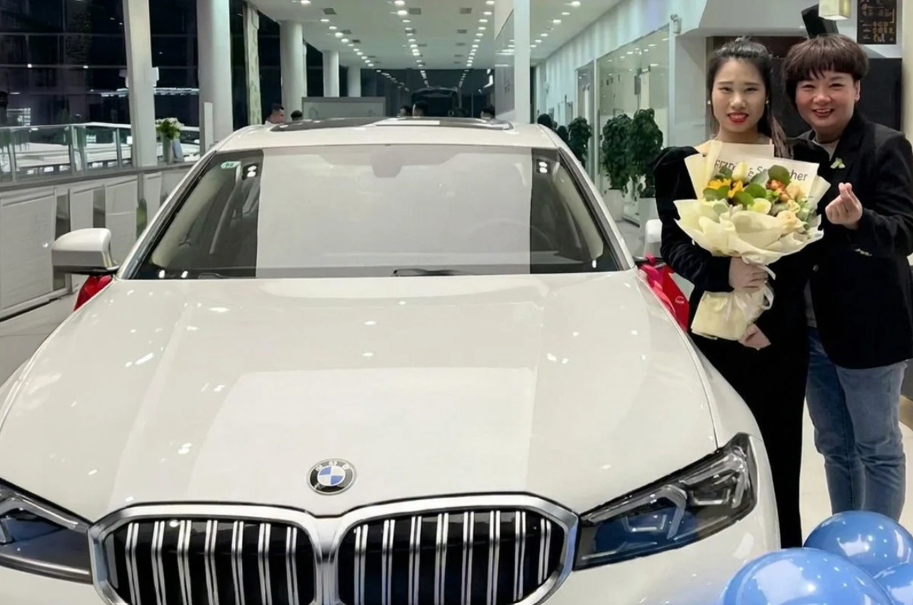 Bà chủ nhà hàng mua xe BMW tặng nhân viên để đi làm đỡ mệt - Ảnh 1.