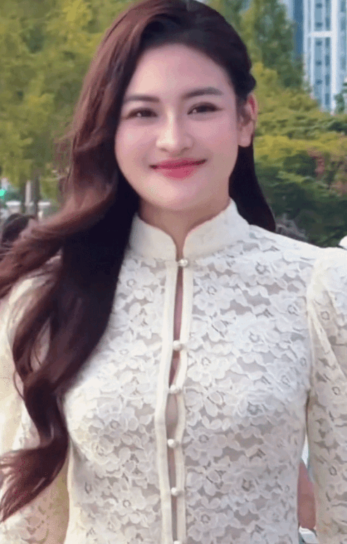 Cô gái Việt đẹp nhất LHP Busan 2026, đang gây sốt mạng xã hội là ai?  - Ảnh 2.