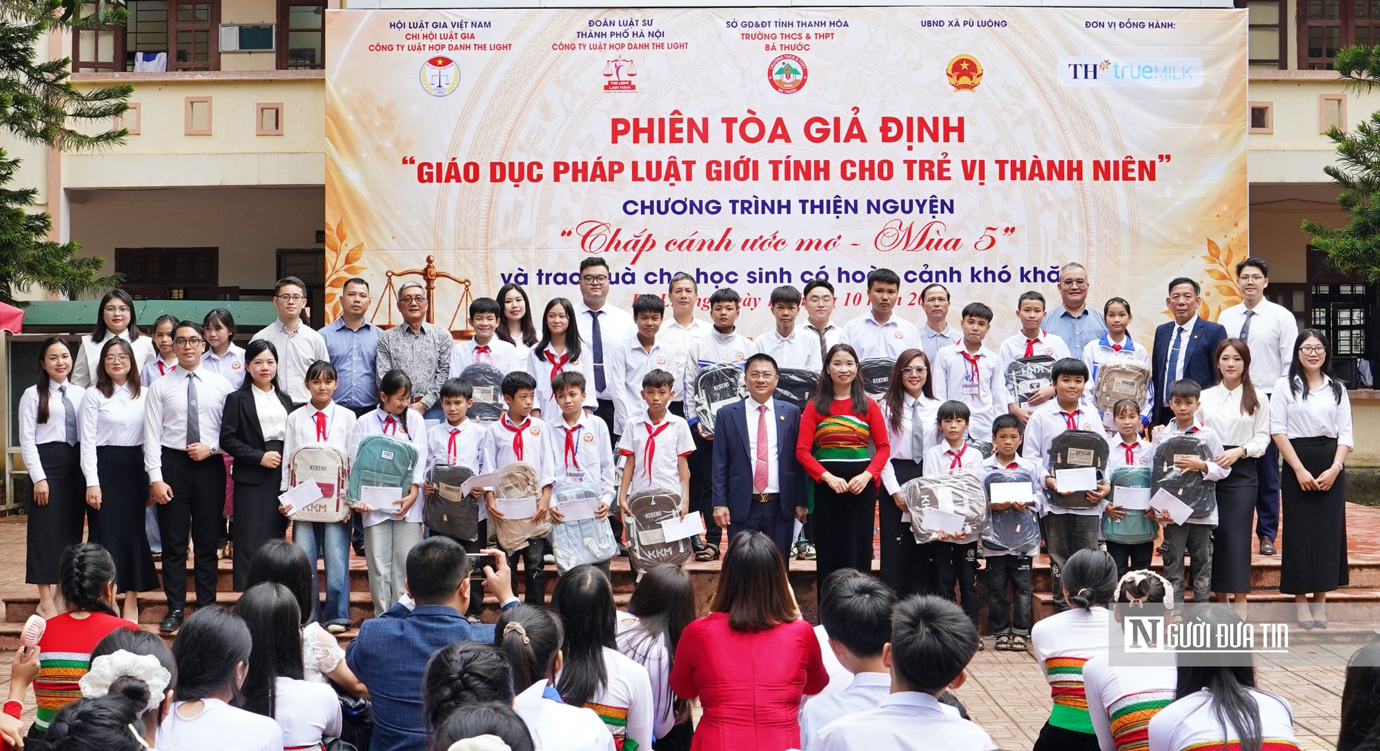Đưa kiến thức ph&aacute;p luật, tiếp sức học sinh v&ugrave;ng cao đến trường - Ảnh 8.