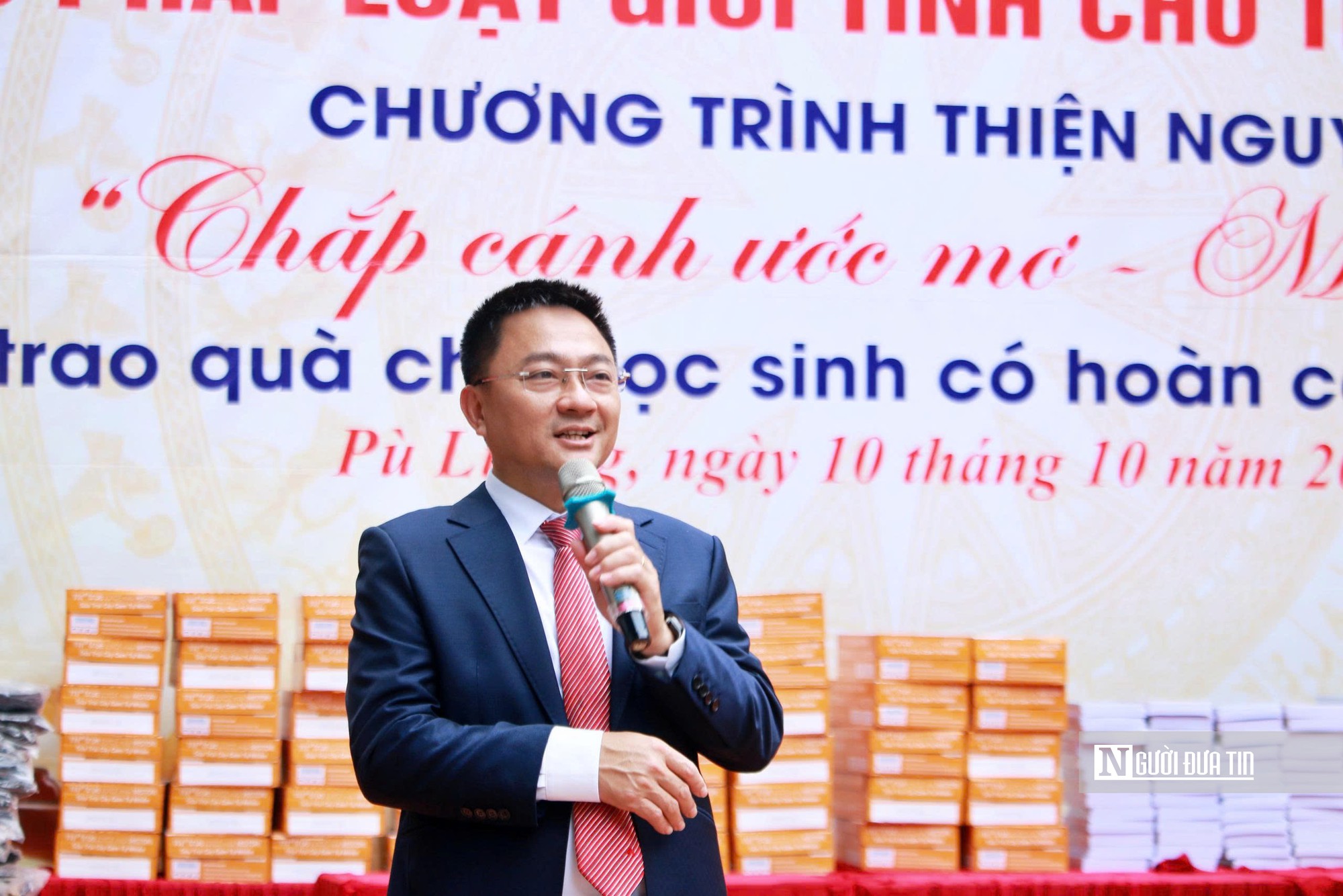 Đưa kiến thức ph&aacute;p luật, tiếp sức học sinh v&ugrave;ng cao đến trường - Ảnh 9.