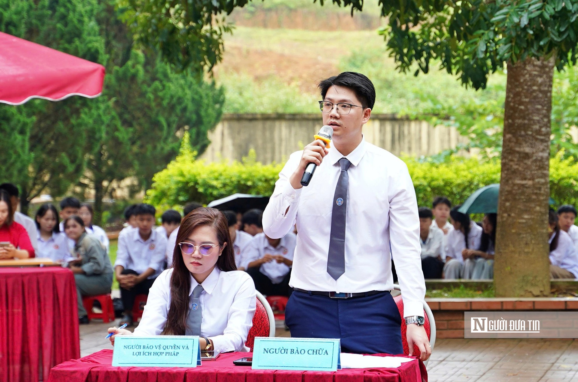 Đưa kiến thức ph&aacute;p luật, tiếp sức học sinh v&ugrave;ng cao đến trường - Ảnh 2.
