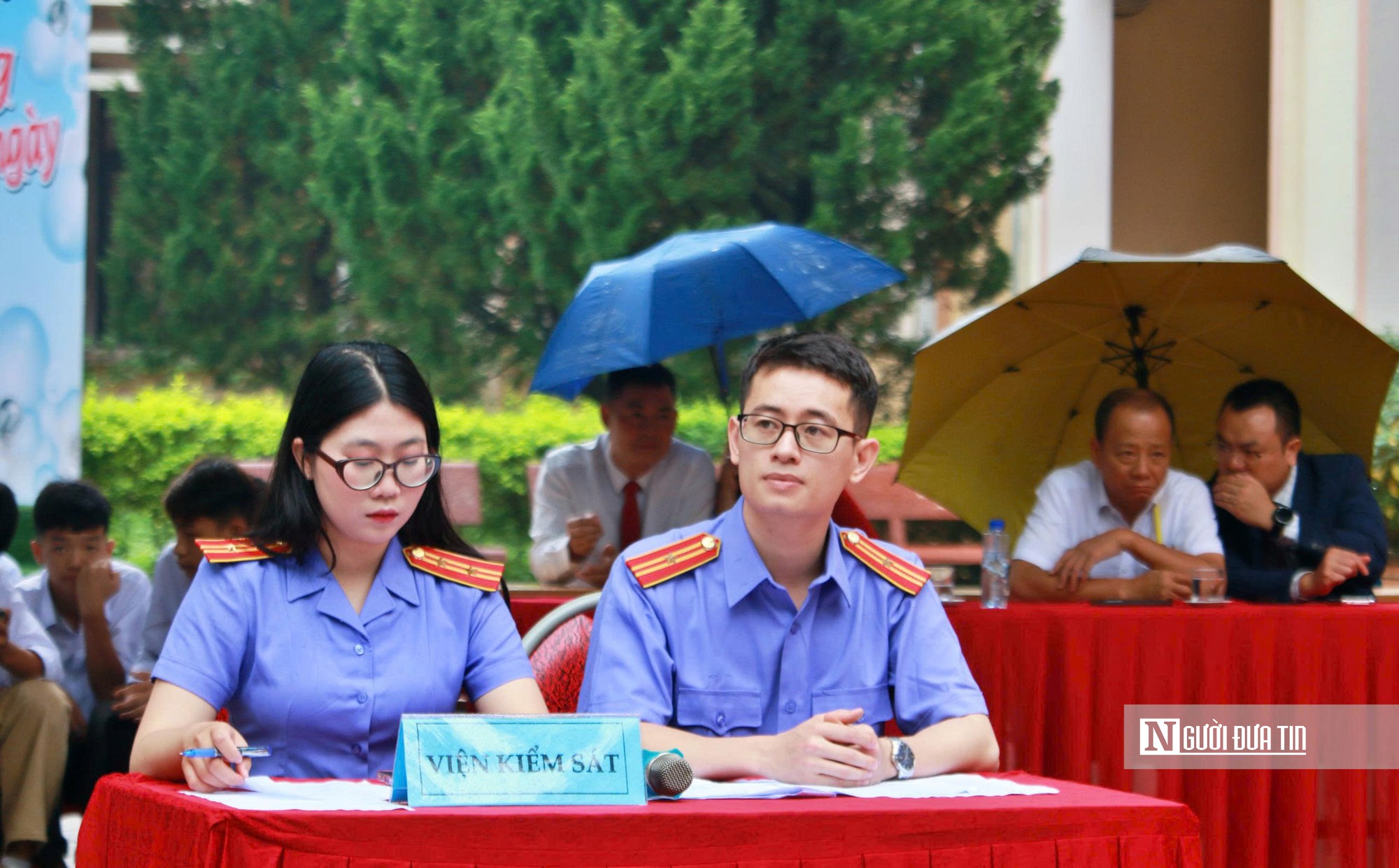 Đưa kiến thức ph&aacute;p luật, tiếp sức học sinh v&ugrave;ng cao đến trường - Ảnh 4.