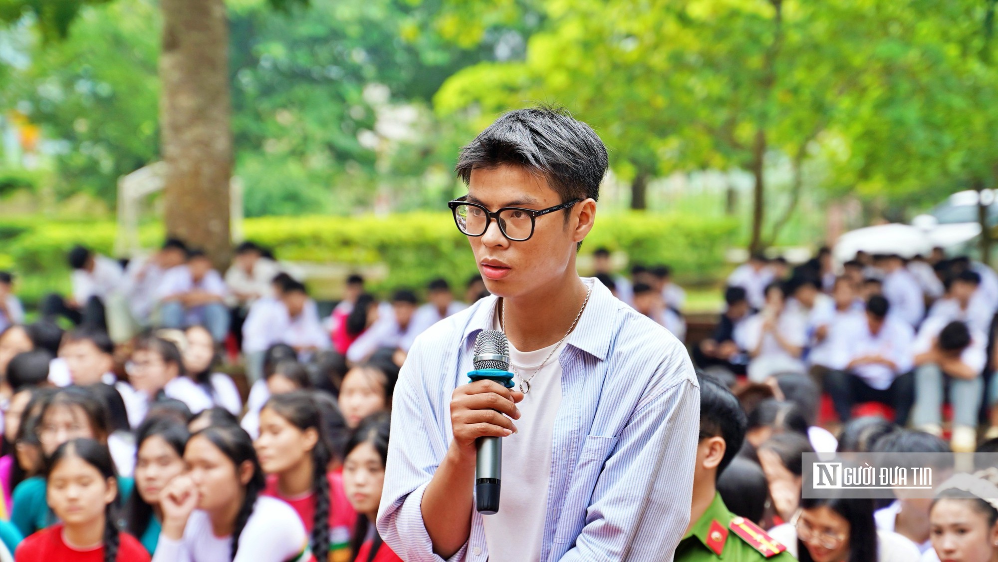 Đưa kiến thức ph&aacute;p luật, tiếp sức học sinh v&ugrave;ng cao đến trường - Ảnh 5.