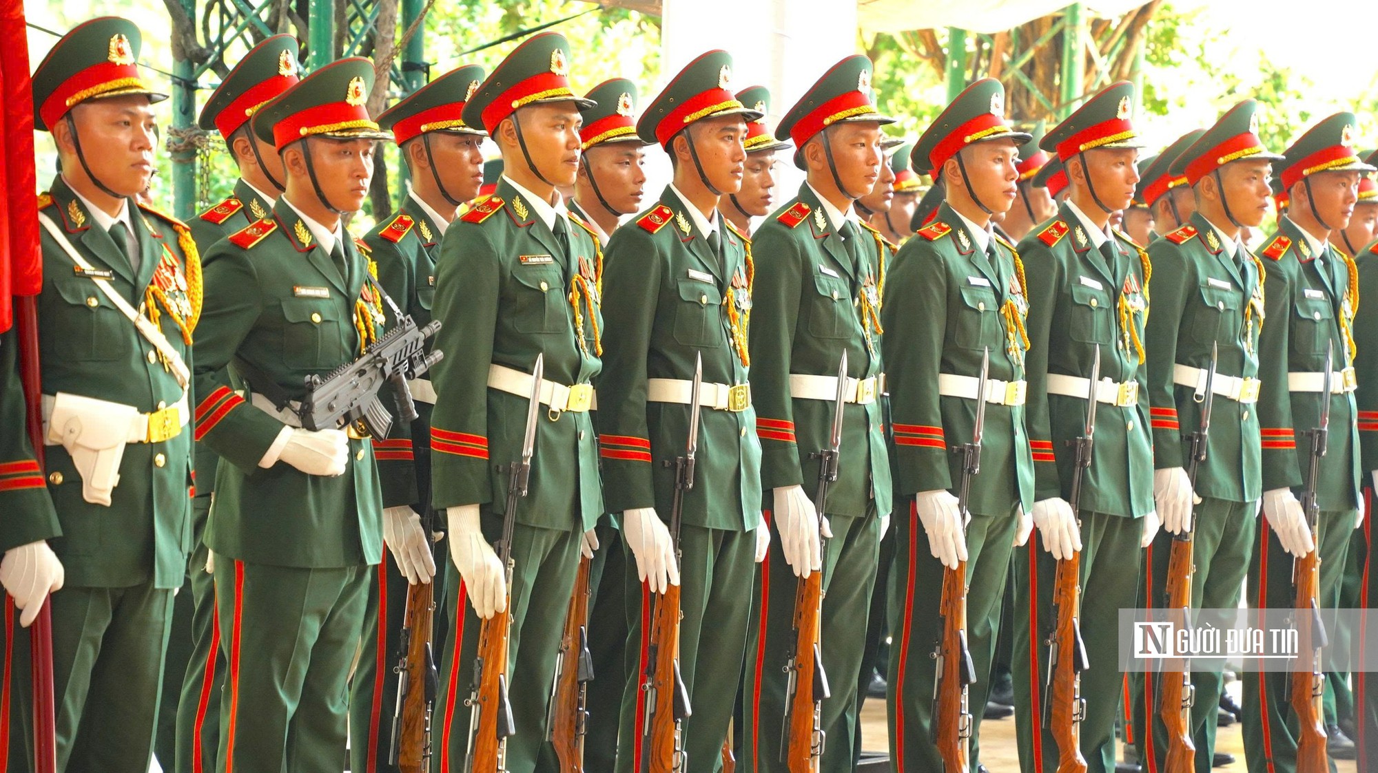 Tp.HCM mong người d&acirc;n cầm hoa trắng tiễn đưa h&agrave;i cốt liệt sĩ về nơi an nghỉ- Ảnh 1.