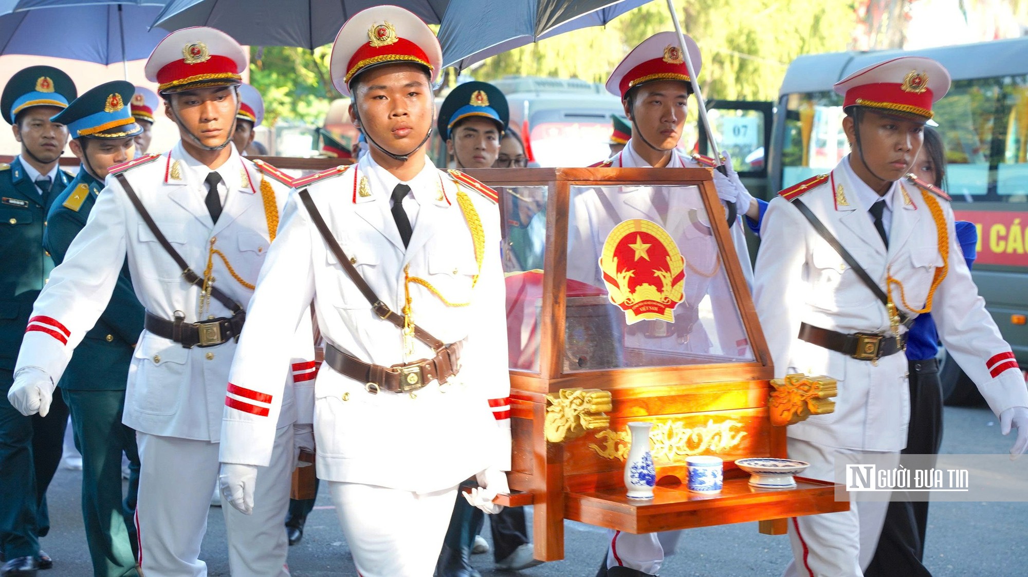 Tp.HCM mong người d&acirc;n cầm hoa trắng tiễn đưa h&agrave;i cốt liệt sĩ về nơi an nghỉ- Ảnh 3.