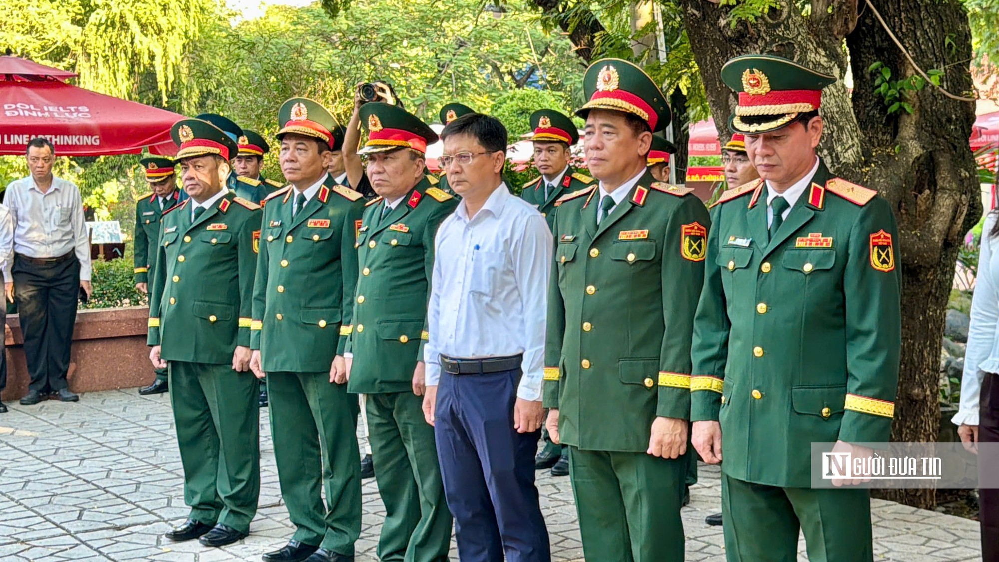 Tp.HCM mong người d&acirc;n cầm hoa trắng tiễn đưa h&agrave;i cốt liệt sĩ về nơi an nghỉ- Ảnh 4.