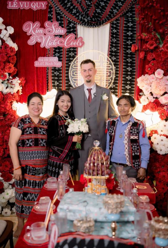 10 con lợn, 10 con gà và 1 cặp dê trong lễ rước dâu của chú rể Bỉ và cô dâu Việt - Ảnh 2.