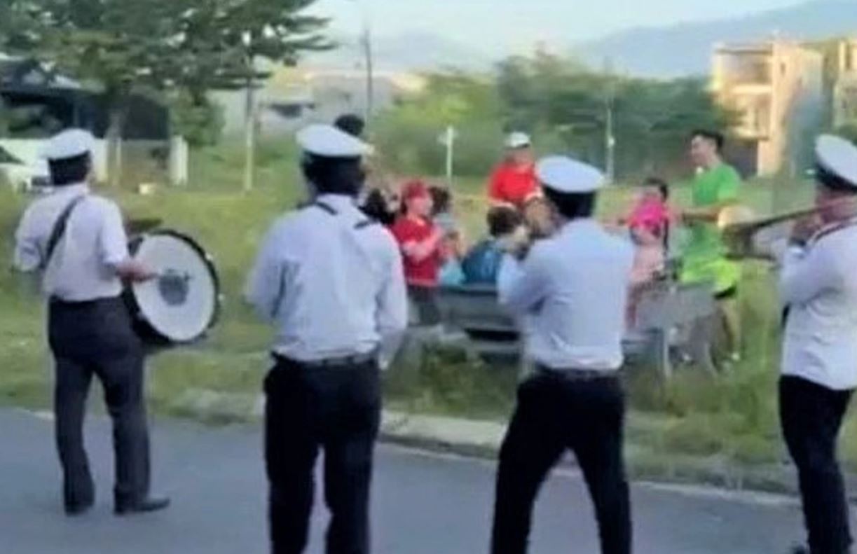 Đội kèn vừa phục vụ đám tang làm điều 