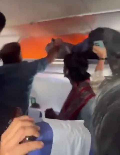 Sạc dự phòng bốc cháy trên máy bay khiến hành khách hoảng loạn- Ảnh 1.