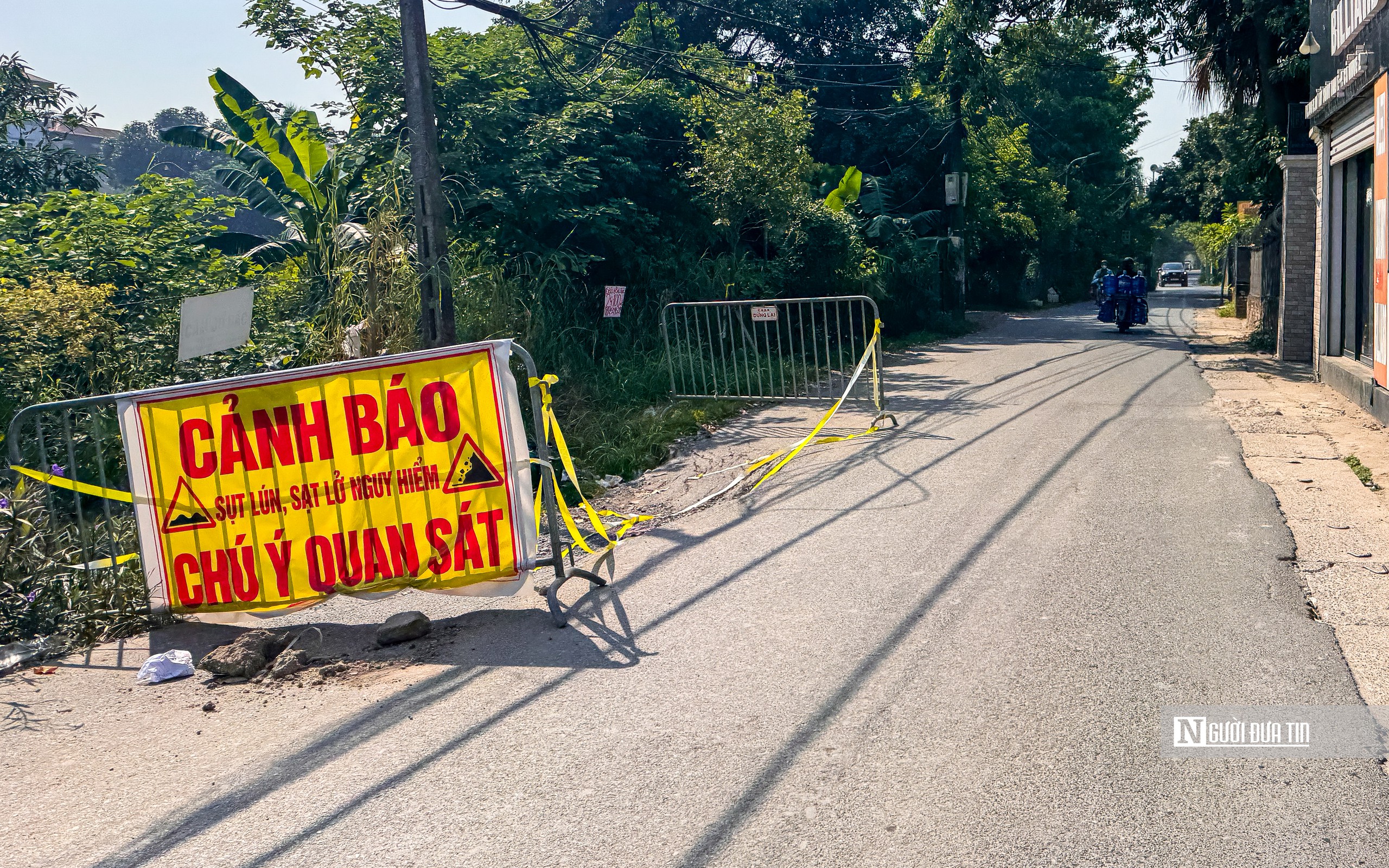 Hà Nội: Cận cảnh nhiều điểm sạt lở, tiềm ẩn nhiều nguy cơ mất an toàn cho người dân - Ảnh 5.
