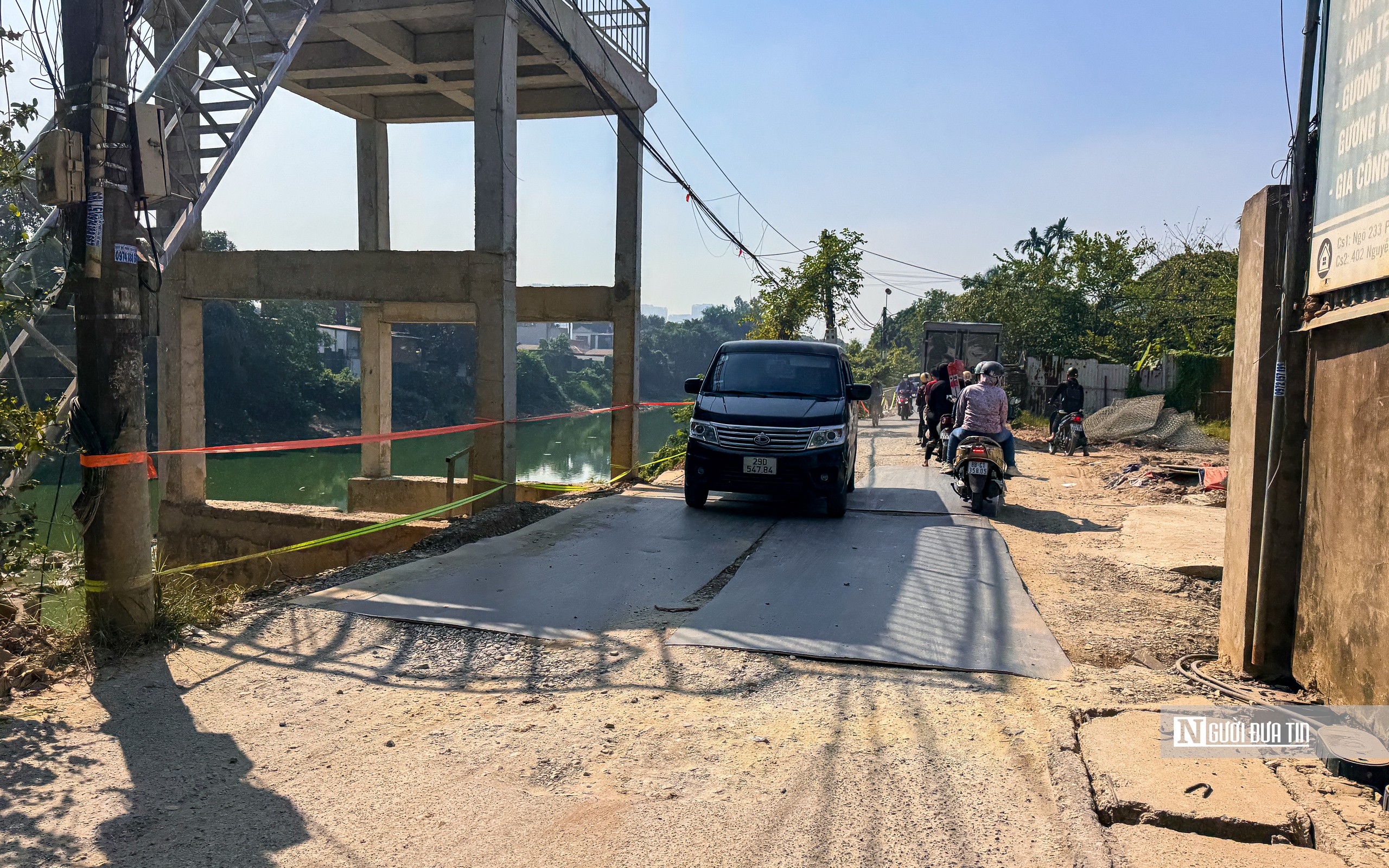 Hà Nội: Cận cảnh nhiều điểm sạt lở, tiềm ẩn nhiều nguy cơ mất an toàn cho người dân - Ảnh 7.