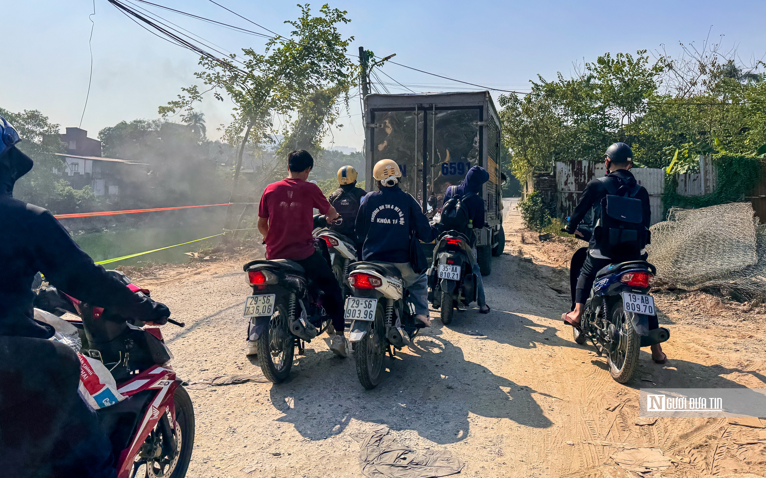 Hà Nội: Cận cảnh nhiều điểm sạt lở, tiềm ẩn nhiều nguy cơ mất an toàn cho người dân - Ảnh 8.