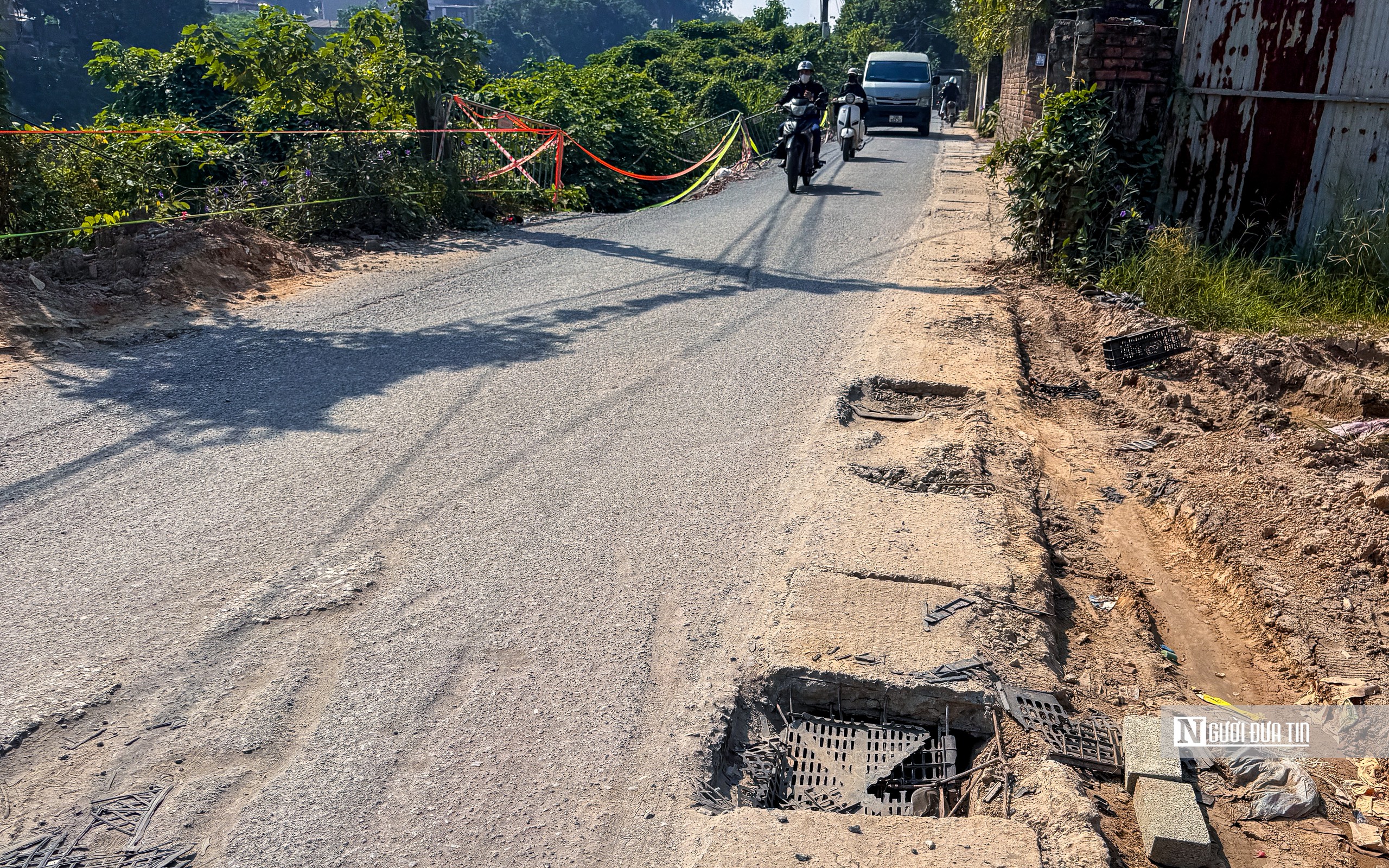 Hà Nội: Cận cảnh nhiều điểm sạt lở, tiềm ẩn nhiều nguy cơ mất an toàn cho người dân - Ảnh 9.