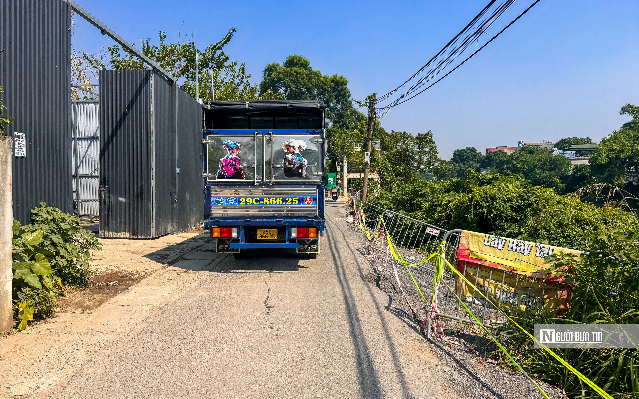 Hà Nội: Cận cảnh nhiều điểm sạt lở, tiềm ẩn nhiều nguy cơ mất an toàn cho người dân - Ảnh 11.
