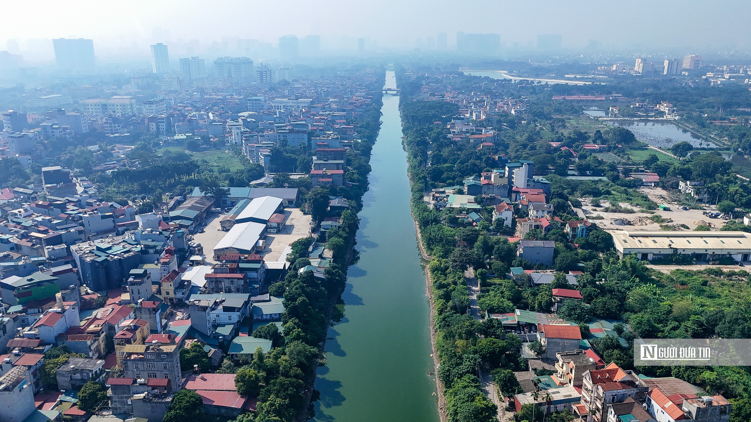 Hà Nội: Cận cảnh nhiều điểm sạt lở, tiềm ẩn nhiều nguy cơ mất an toàn cho người dân - Ảnh 1.