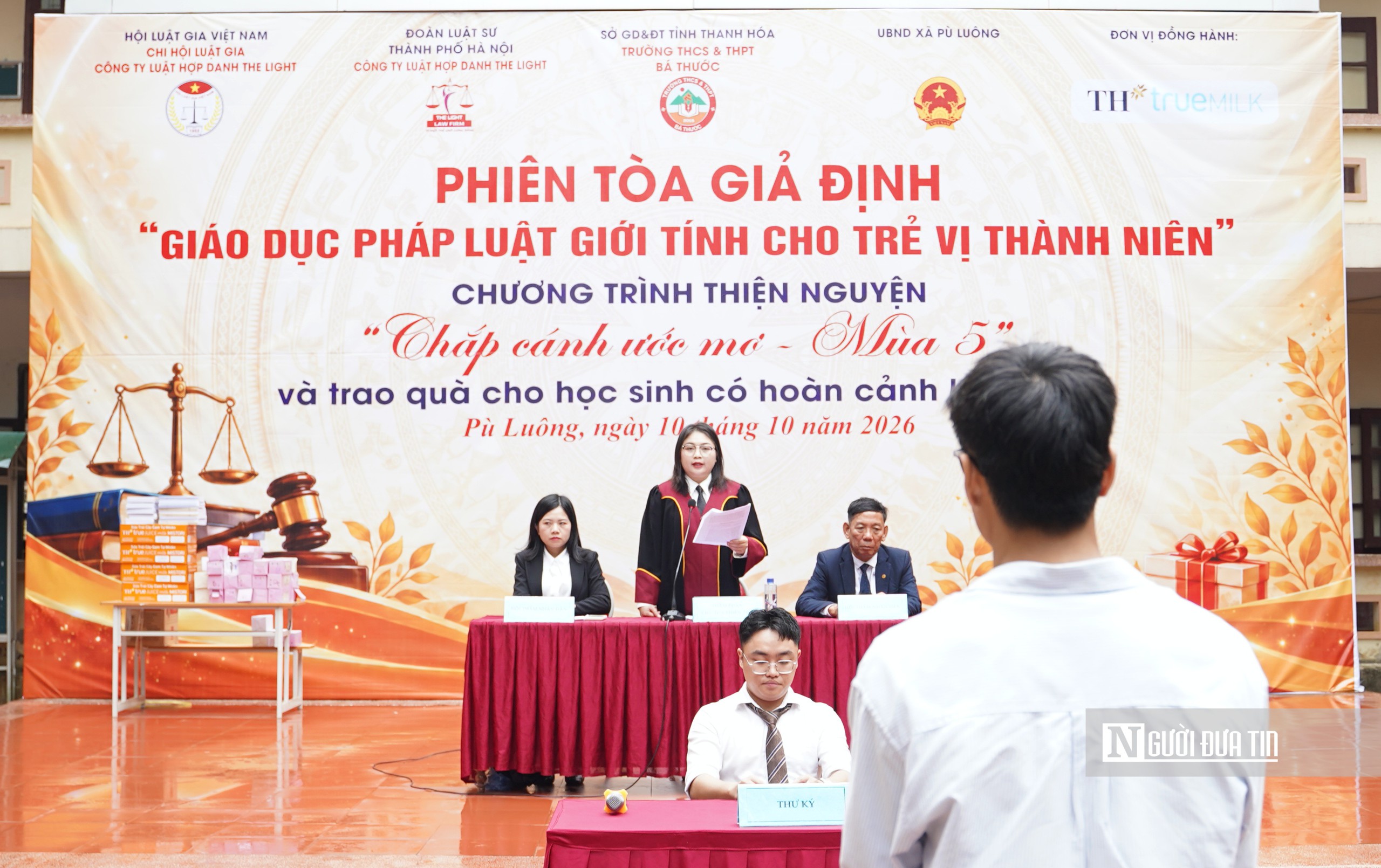 Đưa kiến thức ph&aacute;p luật, tiếp sức học sinh v&ugrave;ng cao đến trường - Ảnh 1.