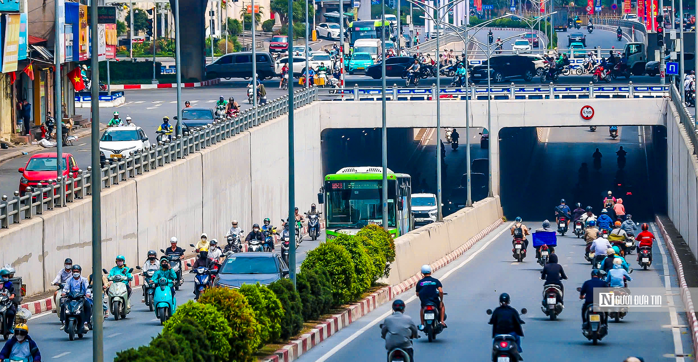 H&agrave; Nội bắt đầu phủ xanh trụ cầu, hầm chui, nh&agrave; chờ xe bu&yacute;t - Ảnh 10.
