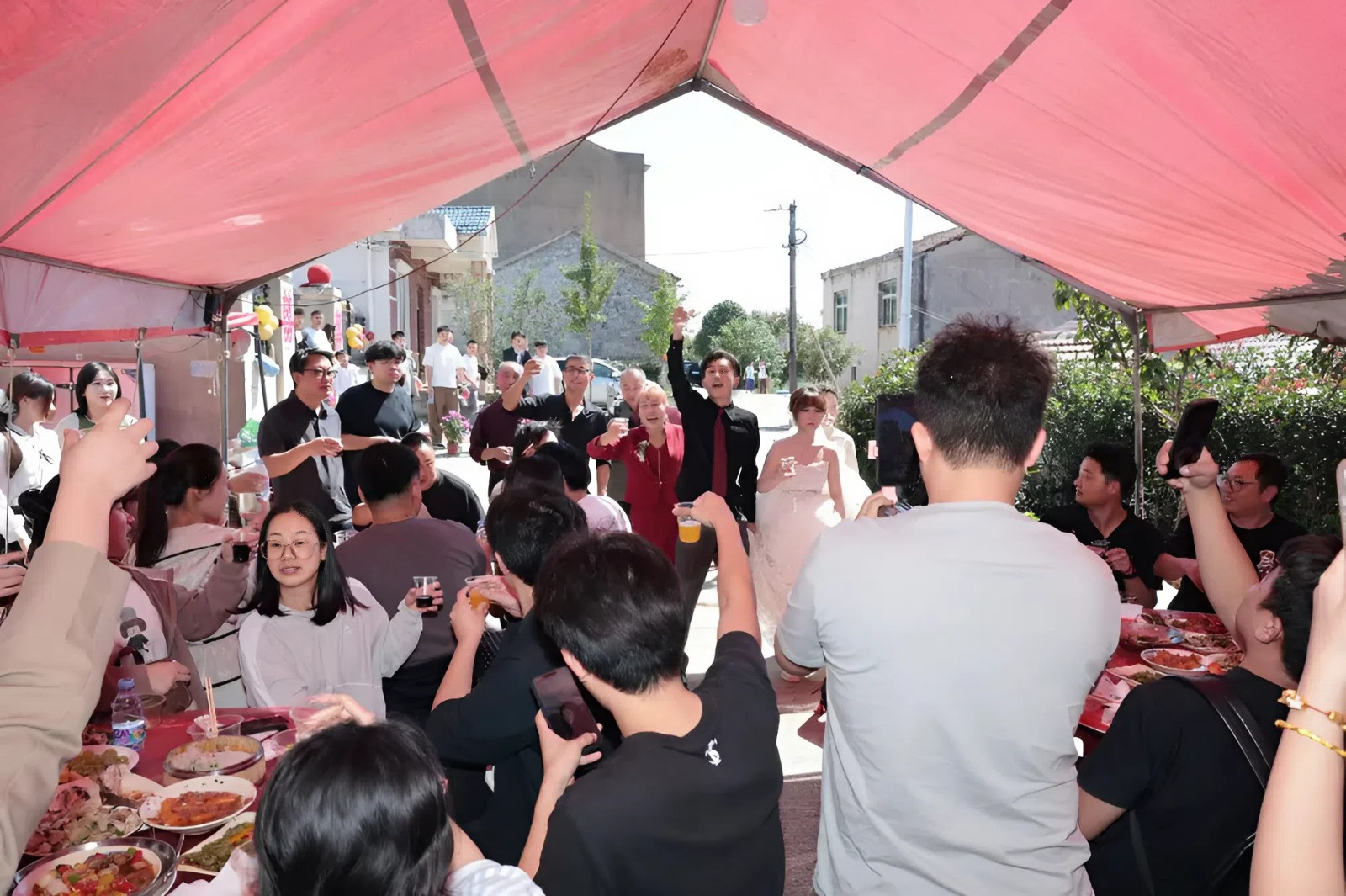 Chú rể lên mạng mời ăn cưới miễn phí, hơn 100 người lạ đến chung vui - Ảnh 1.