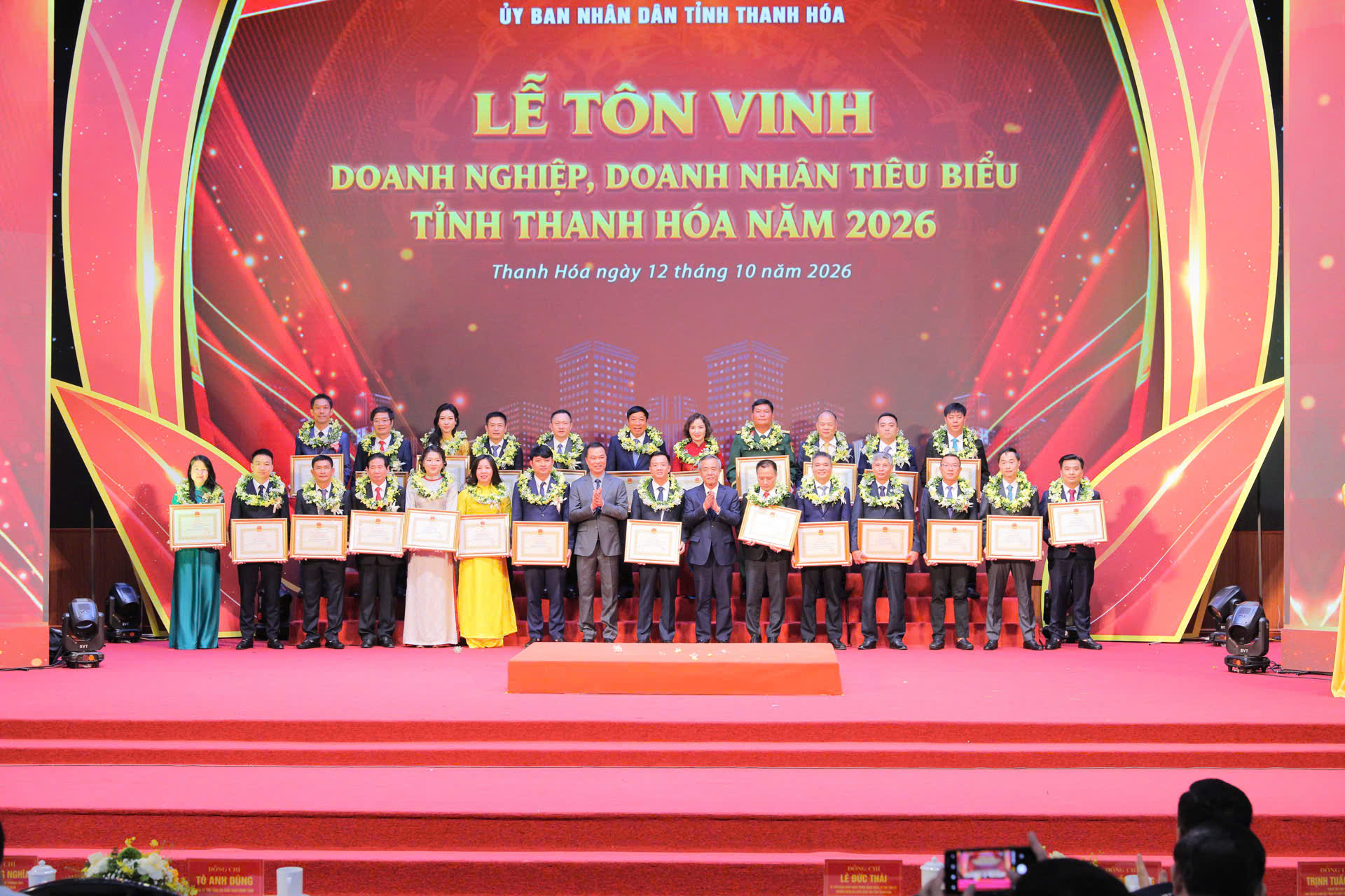 Chủ tịch tỉnh Thanh Hóa tôn vinh, tặng bằng khen cho 100 doanh nghiệp, doanh nhân - Ảnh 4.
