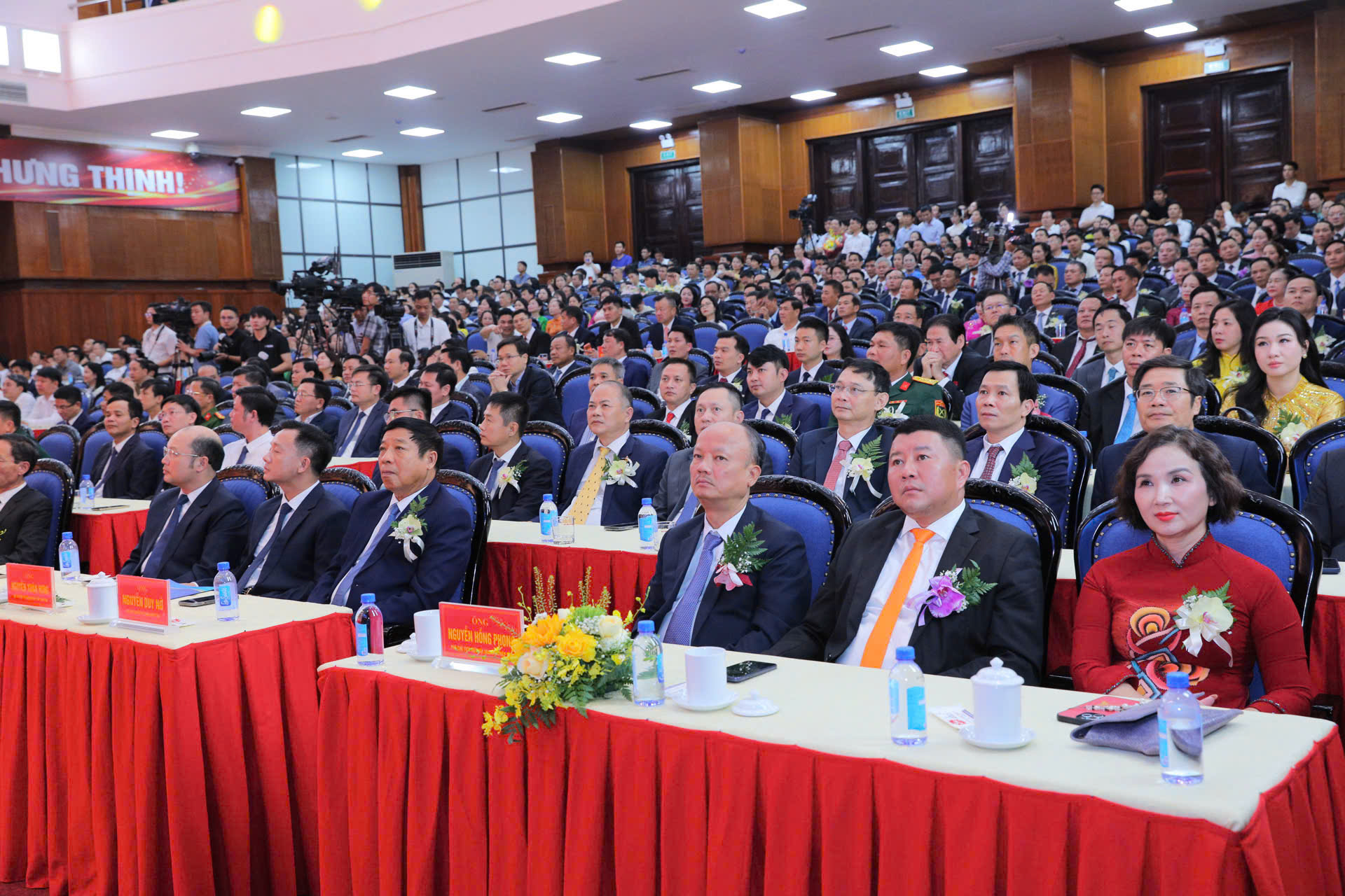 Chủ tịch tỉnh Thanh Hóa tôn vinh, tặng bằng khen cho 100 doanh nghiệp, doanh nhân - Ảnh 3.