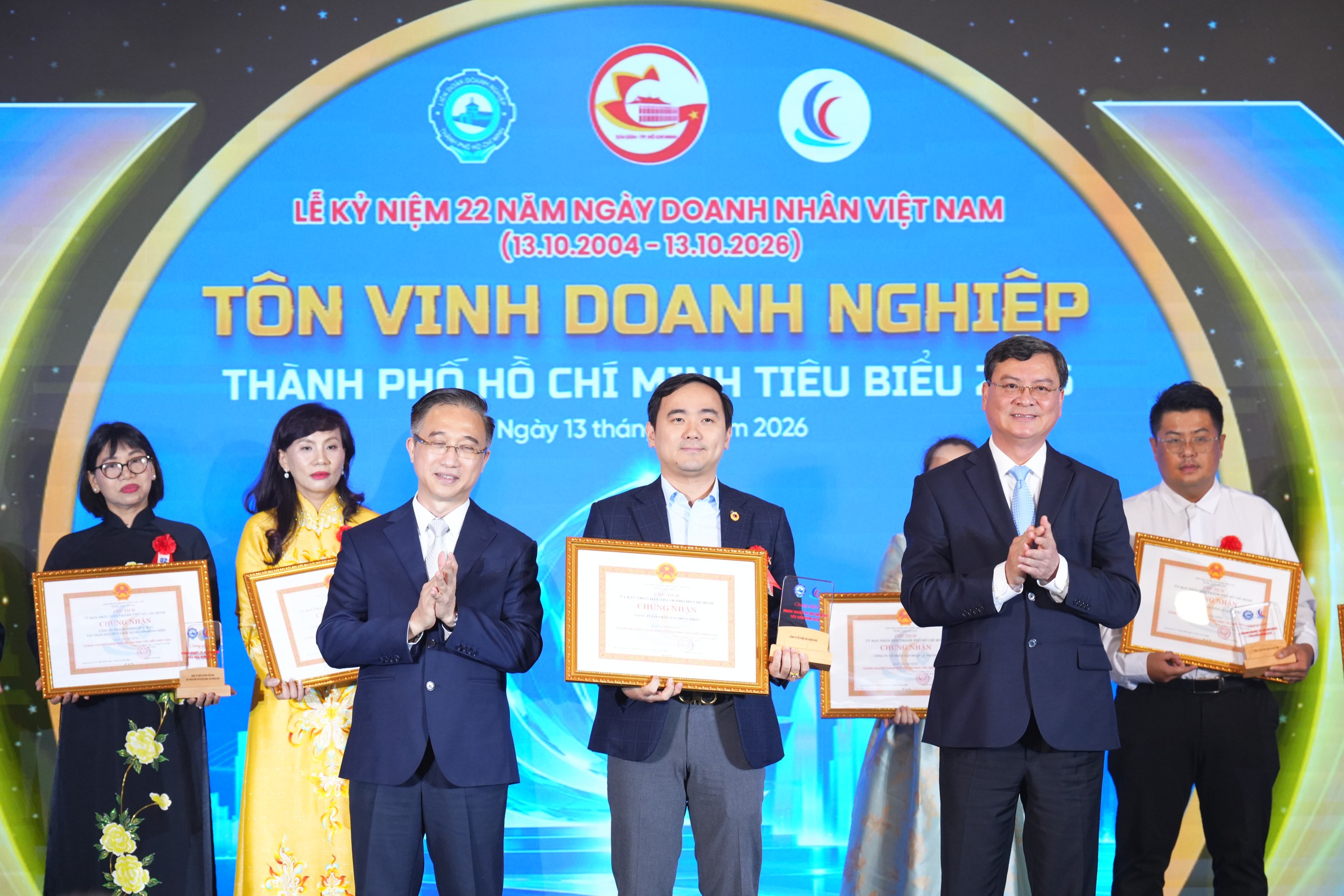 Phó Chủ tịch Tp.HCM: Không để doanh nghiệp đi lại nhiều lần, kiến nghị kéo dài vì đùn đẩy trách nhiệm- Ảnh 7.