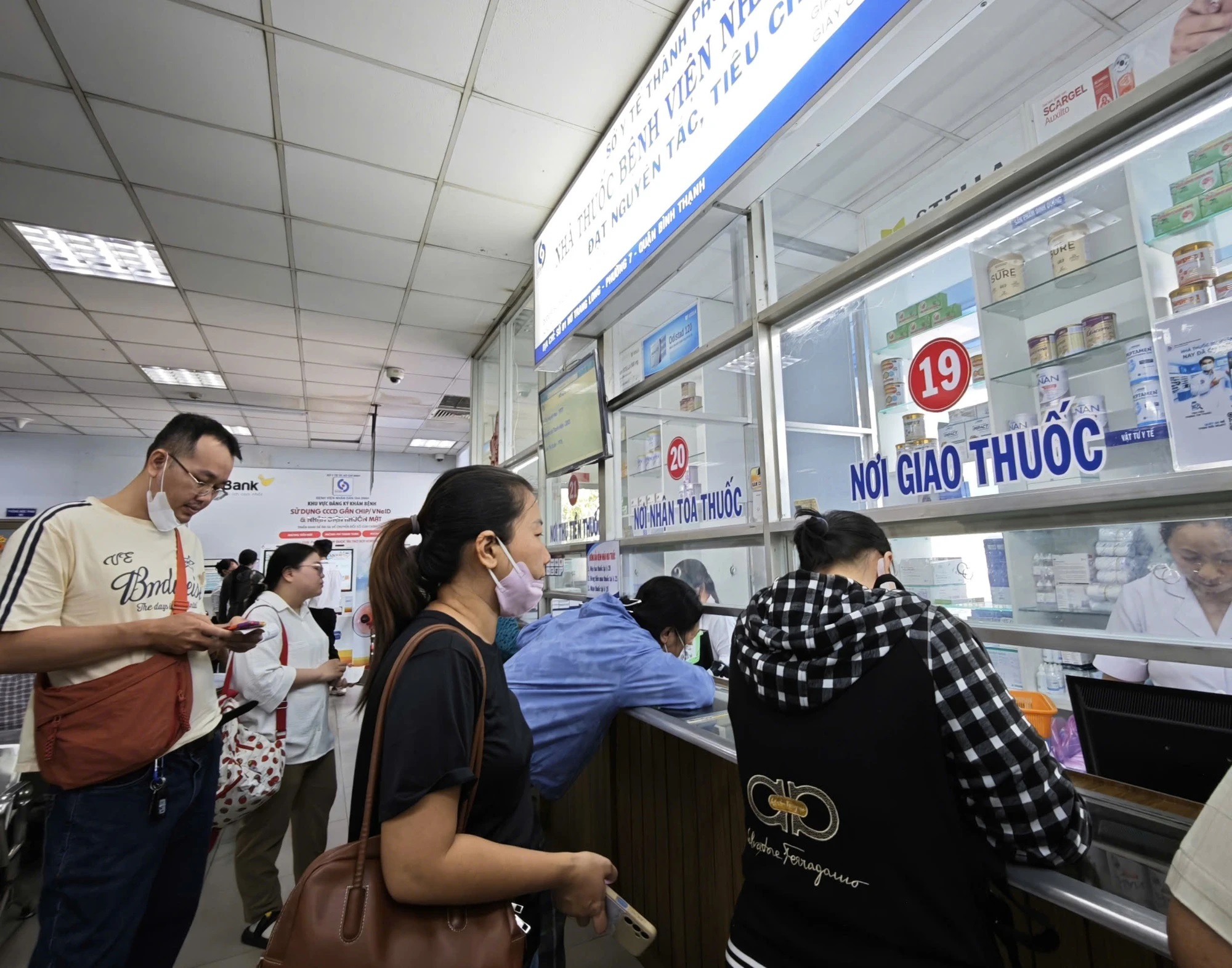 Người bệnh tự mua thuốc, thiết bị y tế chú ý thông báo liên quan đến BHYT - Ảnh 1.