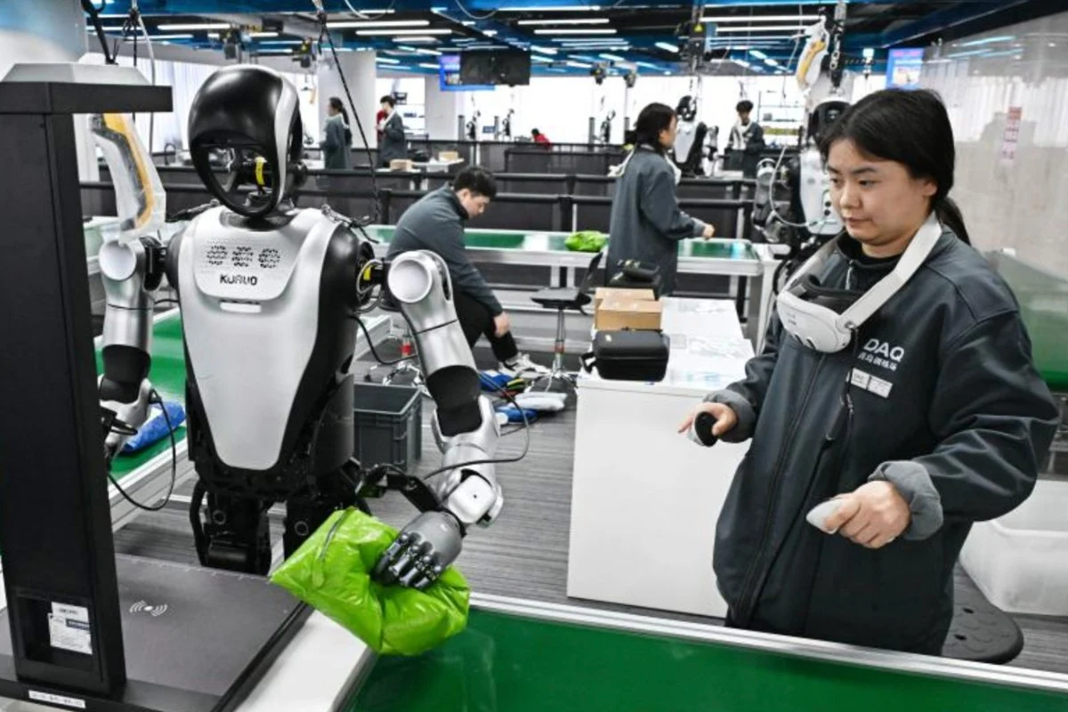 Nghề lạ ở Trung Quốc: Dạy robot thay thế con người - Ảnh 1.