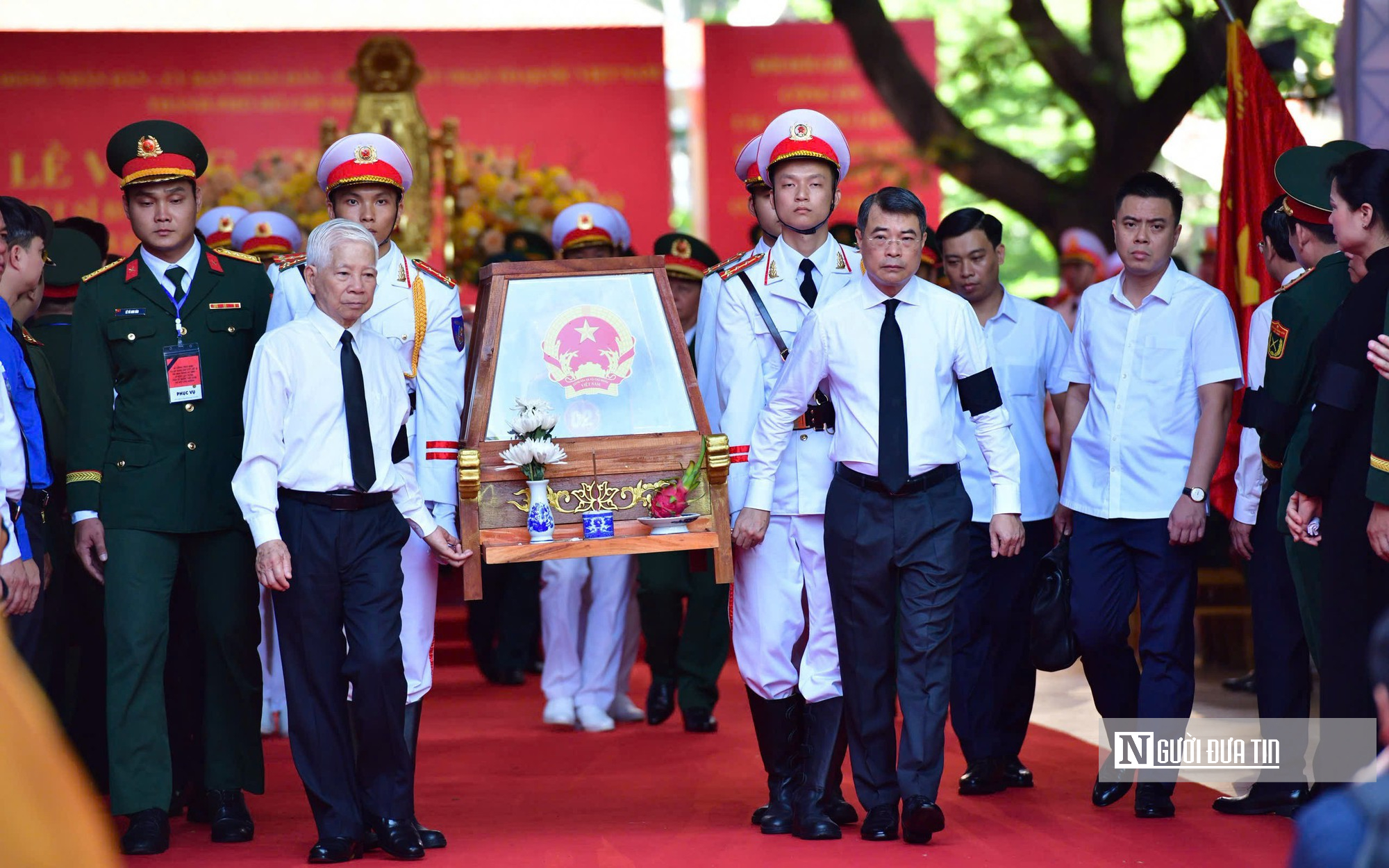 Hàng nghìn người đứng lặng tiễn các liệt sĩ, người trẻ thêm thấm giá trị hòa bình - Ảnh 11.