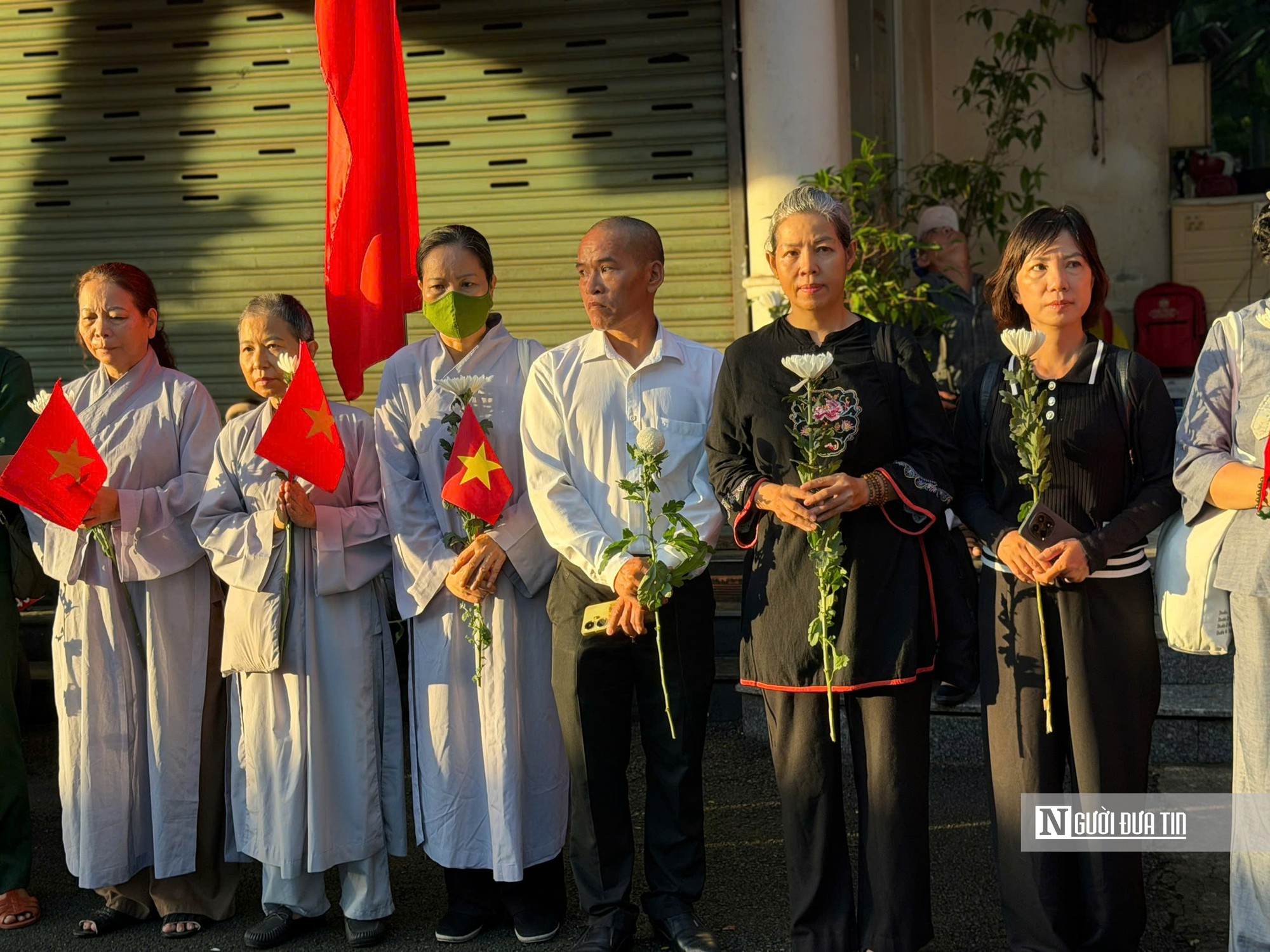 Hàng nghìn người đứng lặng tiễn các liệt sĩ, người trẻ thêm thấm giá trị hòa bình - Ảnh 1.