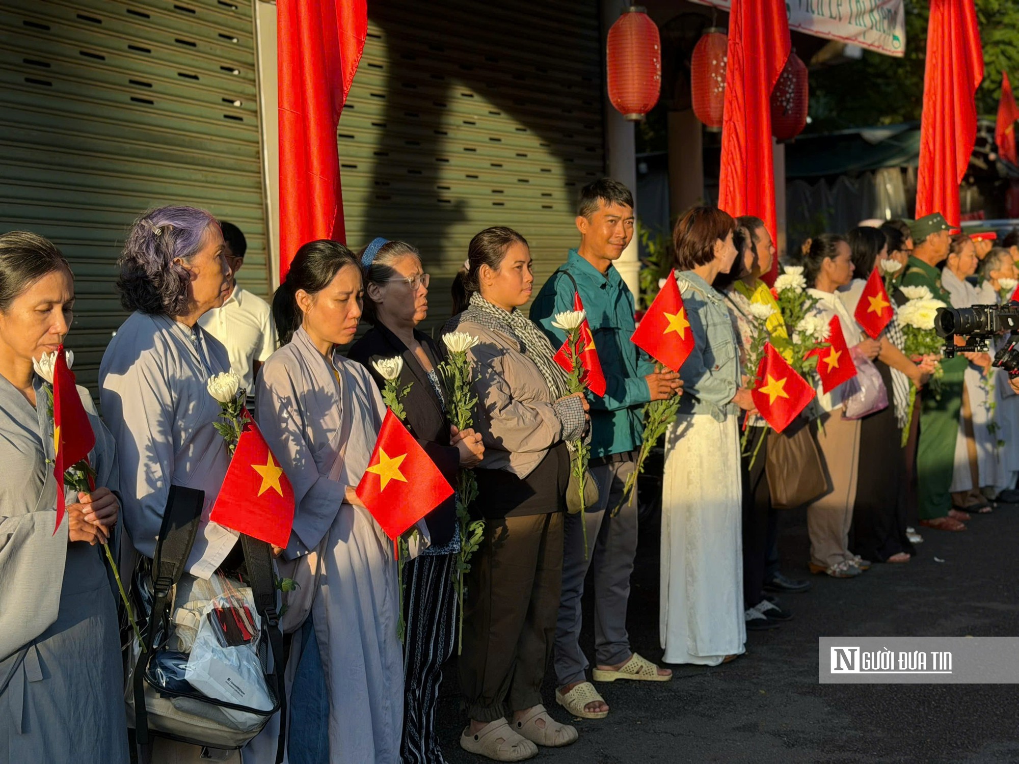 Hàng nghìn người đứng lặng tiễn các liệt sĩ, người trẻ thêm thấm giá trị hòa bình - Ảnh 2.