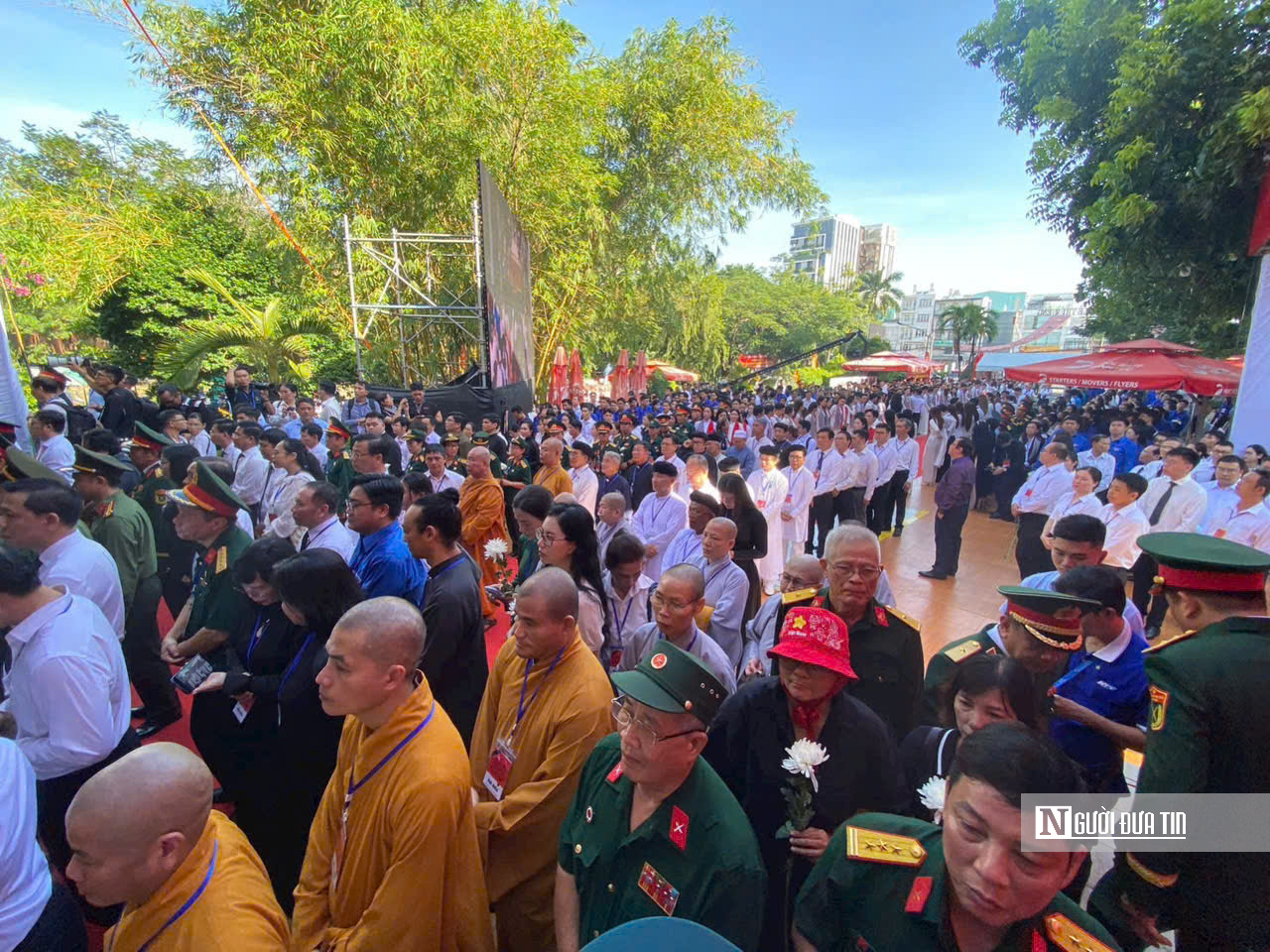 Hàng nghìn người đứng lặng tiễn các liệt sĩ, người trẻ thêm thấm giá trị hòa bình - Ảnh 3.
