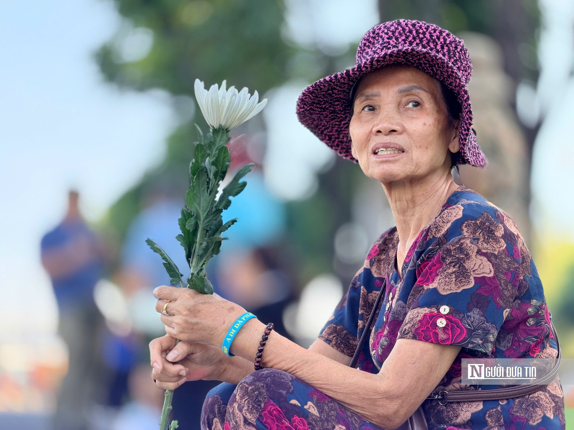 Hàng nghìn người đứng lặng tiễn các liệt sĩ, người trẻ thêm thấm giá trị hòa bình - Ảnh 4.