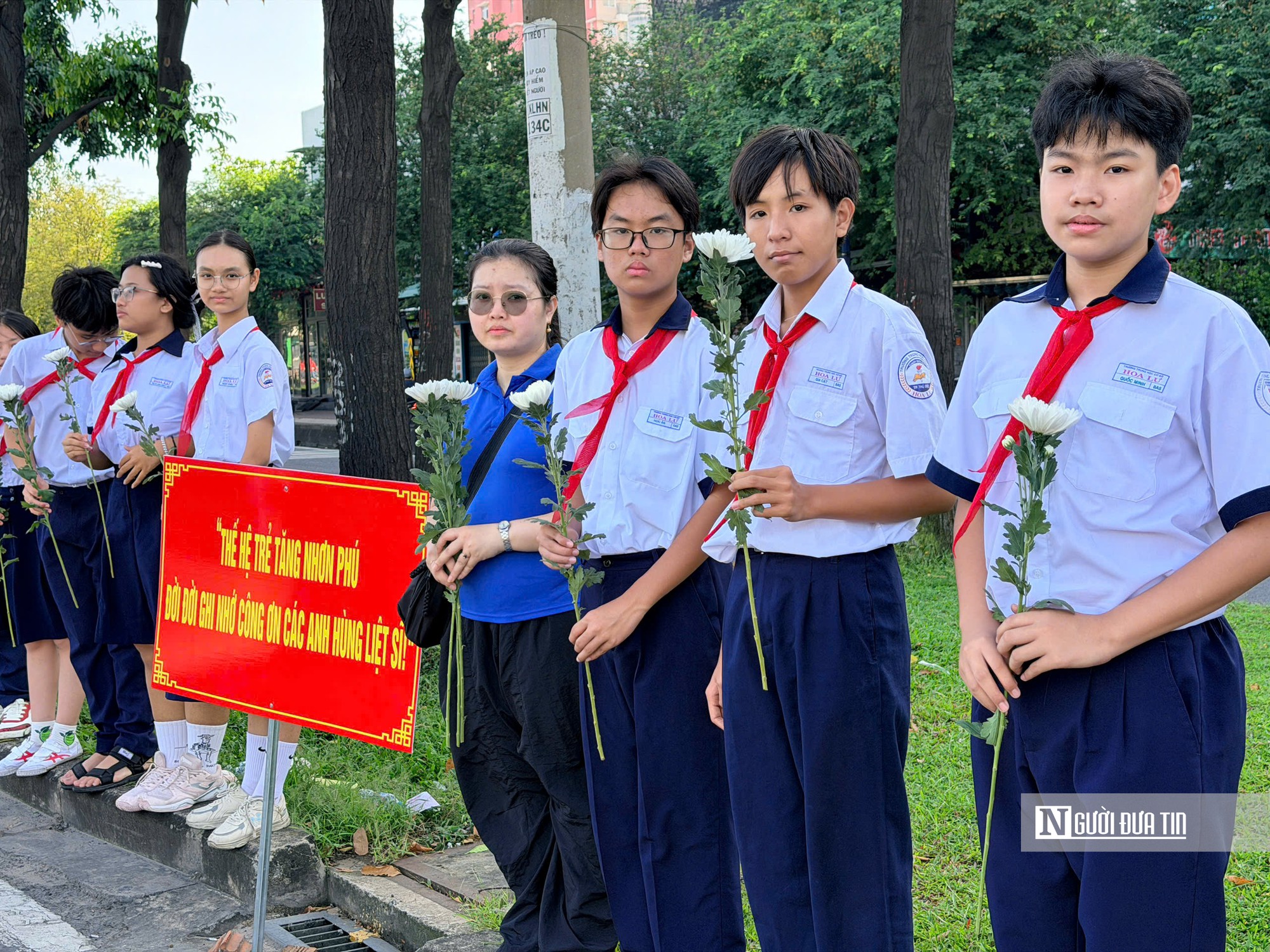 Hàng nghìn người đứng lặng tiễn các liệt sĩ, người trẻ thêm thấm giá trị hòa bình - Ảnh 5.