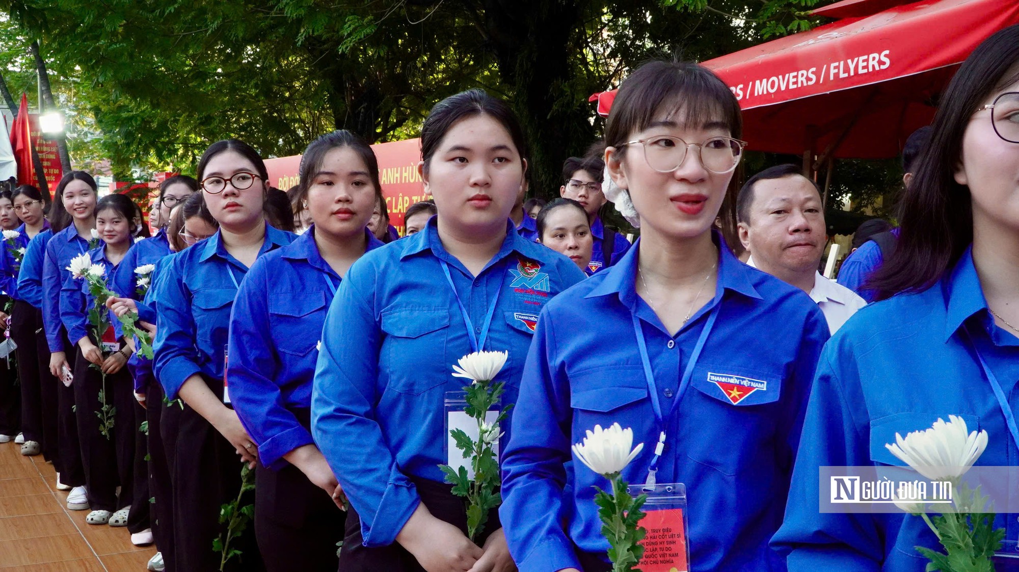 Hàng nghìn người đứng lặng tiễn các liệt sĩ, người trẻ thêm thấm giá trị hòa bình - Ảnh 6.