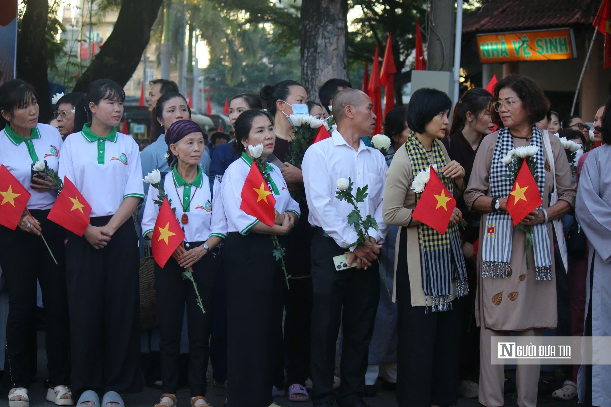 Hàng nghìn người đứng lặng tiễn các liệt sĩ, người trẻ thêm thấm giá trị hòa bình - Ảnh 7.