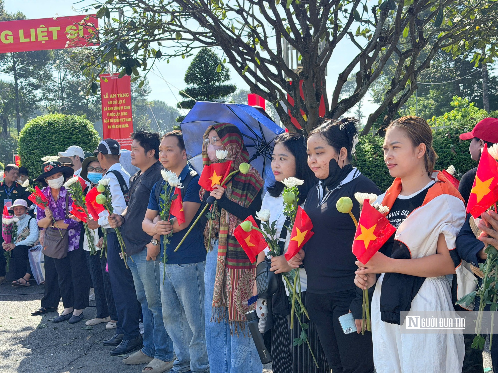 Hàng nghìn người đứng lặng tiễn các liệt sĩ, người trẻ thêm thấm giá trị hòa bình - Ảnh 8.