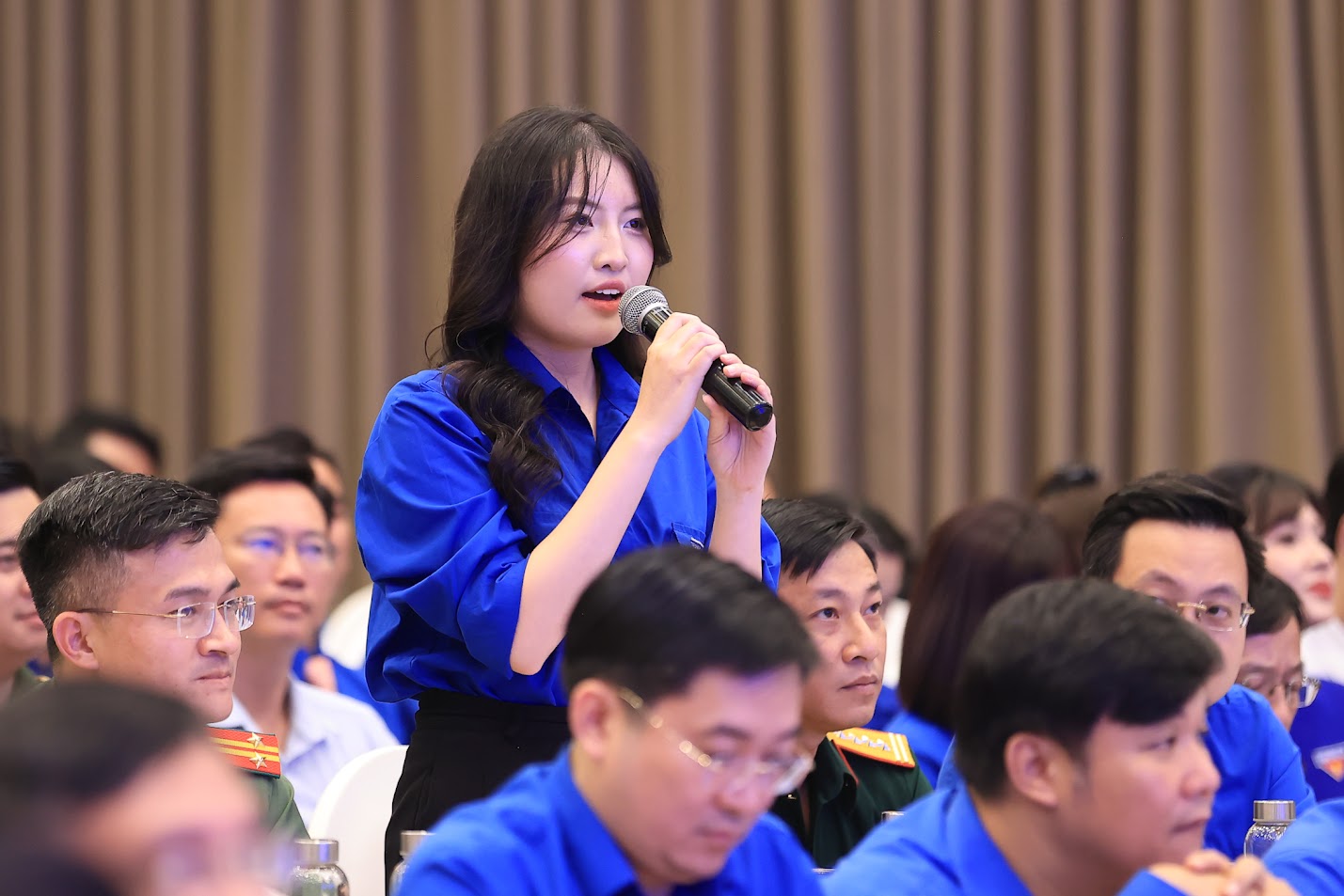 Bộ trưởng Bộ GD-ĐT cảnh báo nguy cơ người trẻ bị thui chột tư duy vì AI - Ảnh 1.