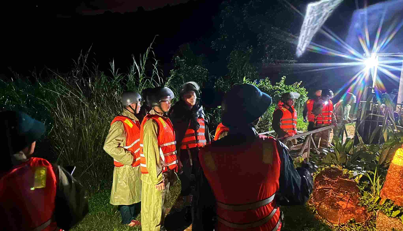 Đi thăm vườn sầu riêng lúc tối, 2 người phụ nữ bị lũ cuốn trôi ở Lâm Đồng - Ảnh 1.