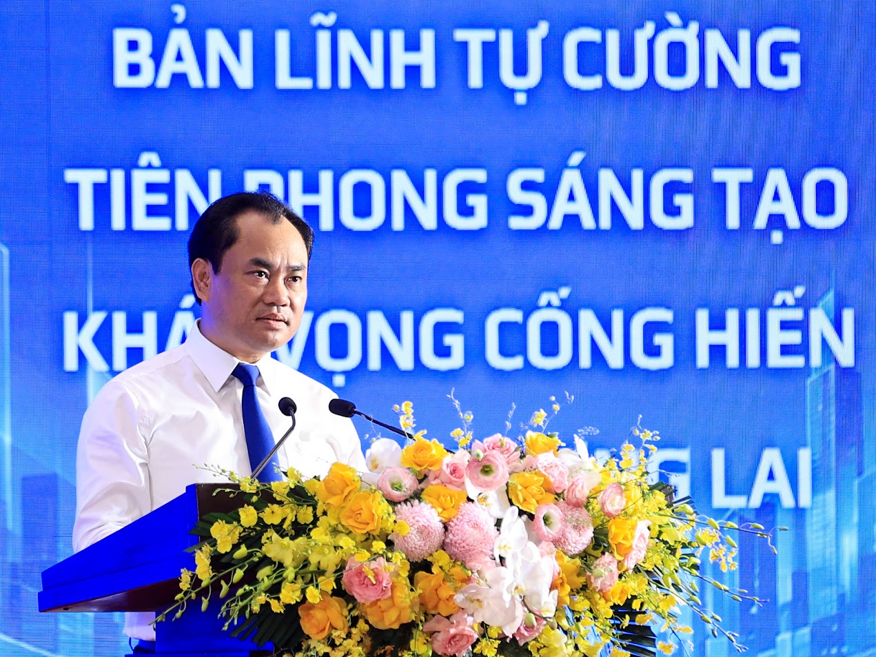 Bộ trưởng NN&MT động viên thanh niên khởi nghiệp “có thể gọi điện, nhắn tin bất cứ lúc nào” - Ảnh 2.